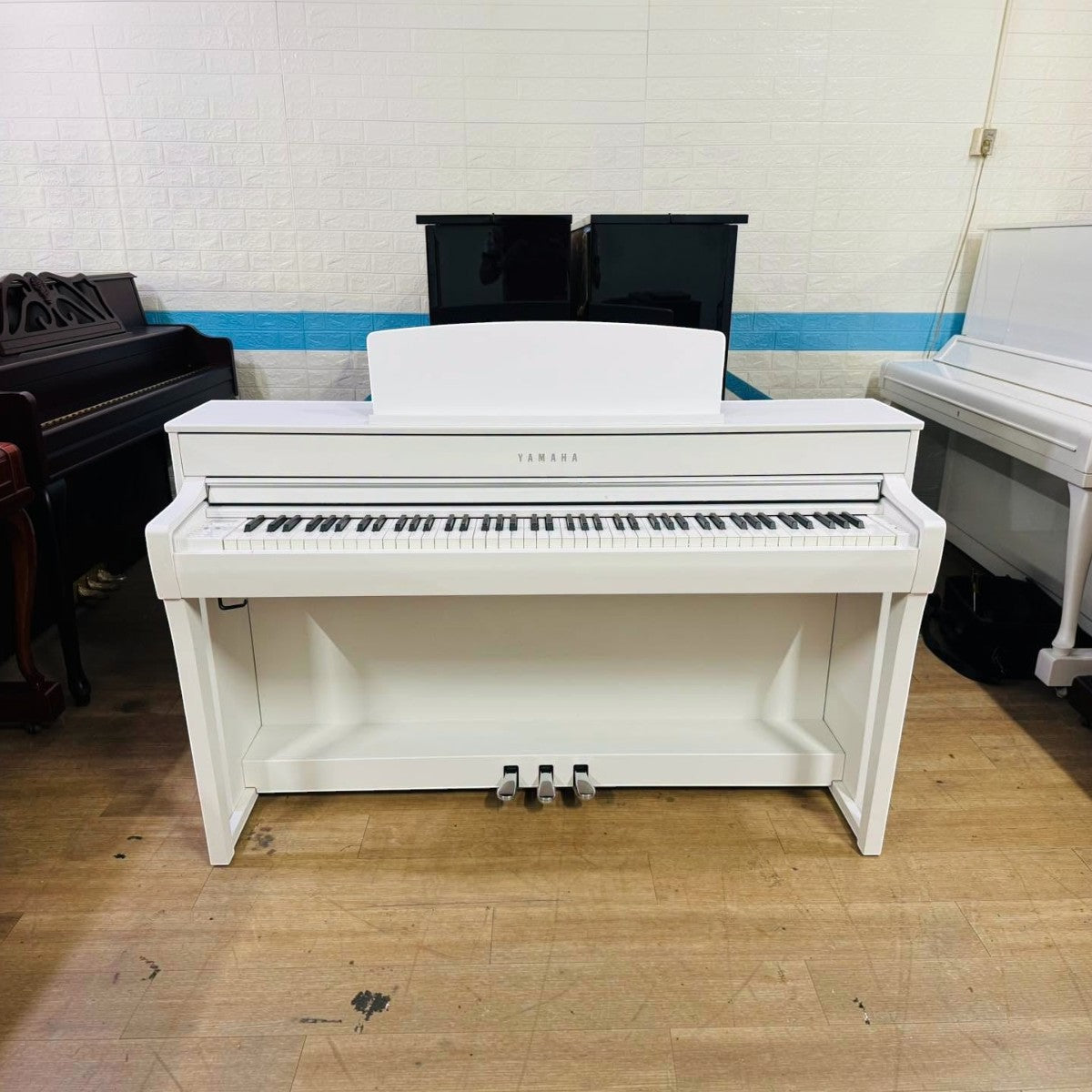 Đàn piano điện Yamaha SCLP7450 màu trắng sang trọng tại TÂN NHẠC CỤ với thiết kế dáng tủ hiện đại