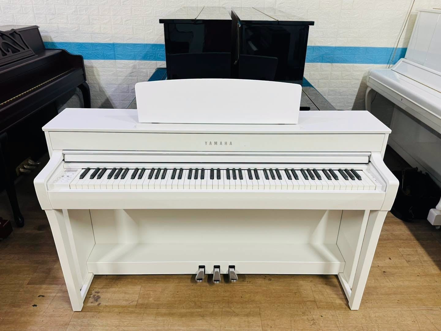 Đàn piano điện Yamaha SCLP7450 màu trắng sang trọng tại Tân Nhạc Cụ với bàn phím gỗ GrandTouch-S cao cấp