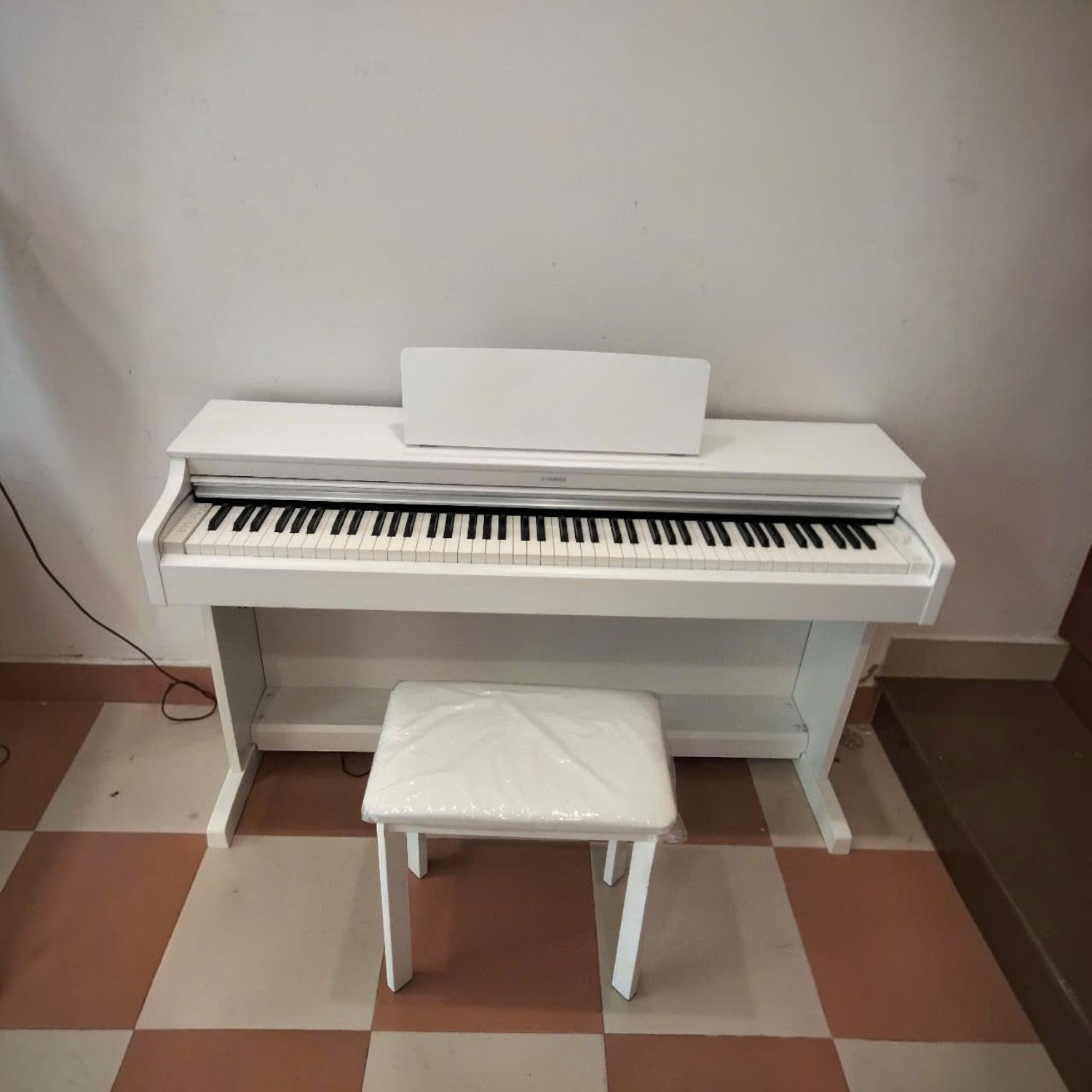Đàn piano điện Yamaha YDP-163 màu trắng dáng tủ tại TÂN NHẠC CỤ, kèm ghế đàn đồng bộ