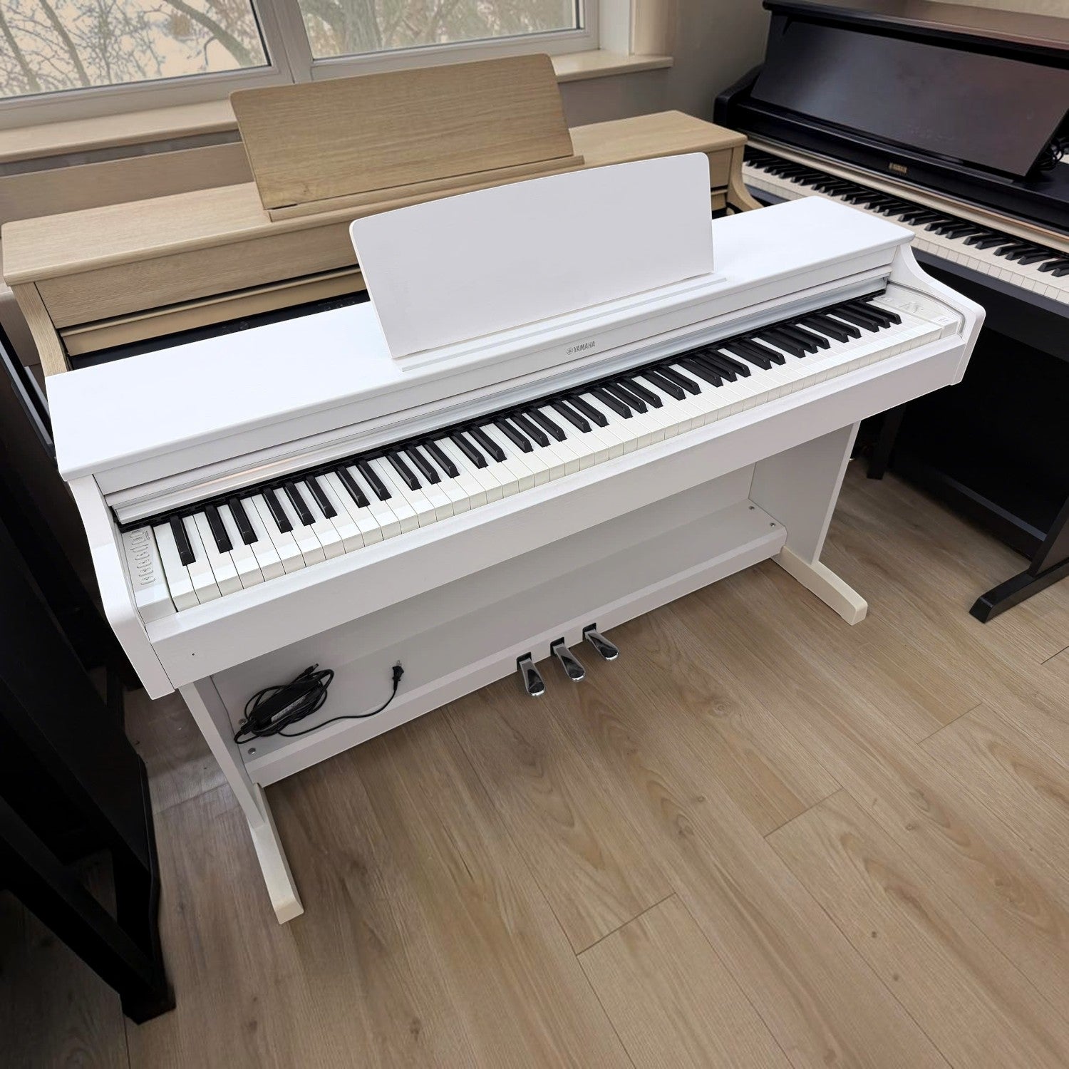 Đàn piano điện Yamaha YDP-163 màu trắng tại showroom Tân Nhạc Cụ, thiết kế dáng tủ sang trọng với bàn phím GH3.