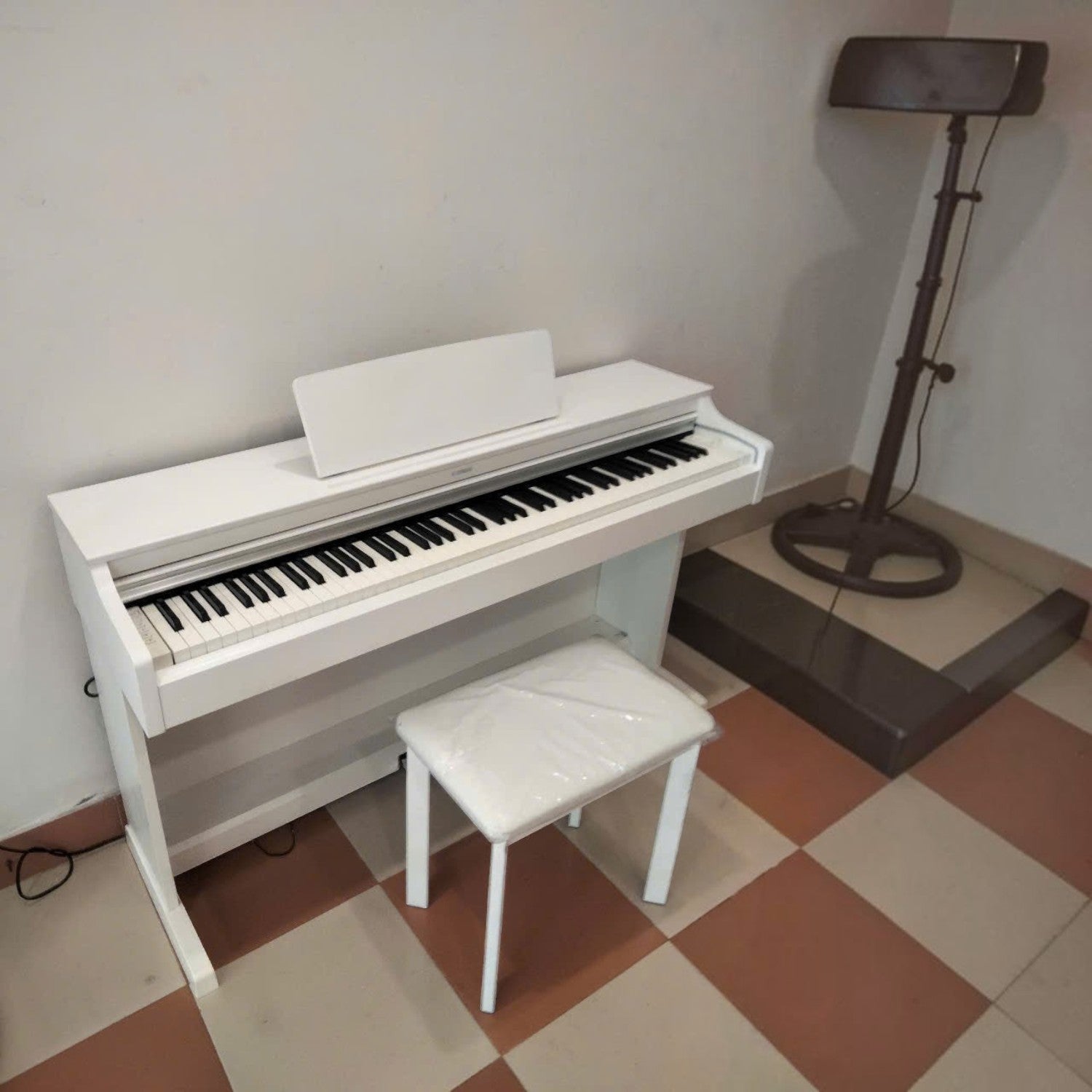 Đàn piano điện Yamaha YDP-163 màu trắng tại TÂN NHẠC CỤ, thiết kế dáng tủ sang trọng với ghế đàn đi kèm.
