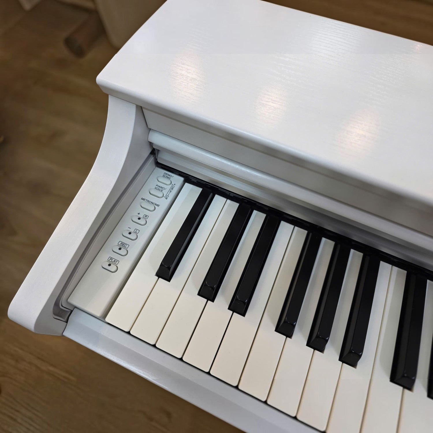 Đàn piano điện Yamaha YDP-163 màu trắng tại Tân Nhạc Cụ với bàn phím GH3 và bảng điều khiển bên trái