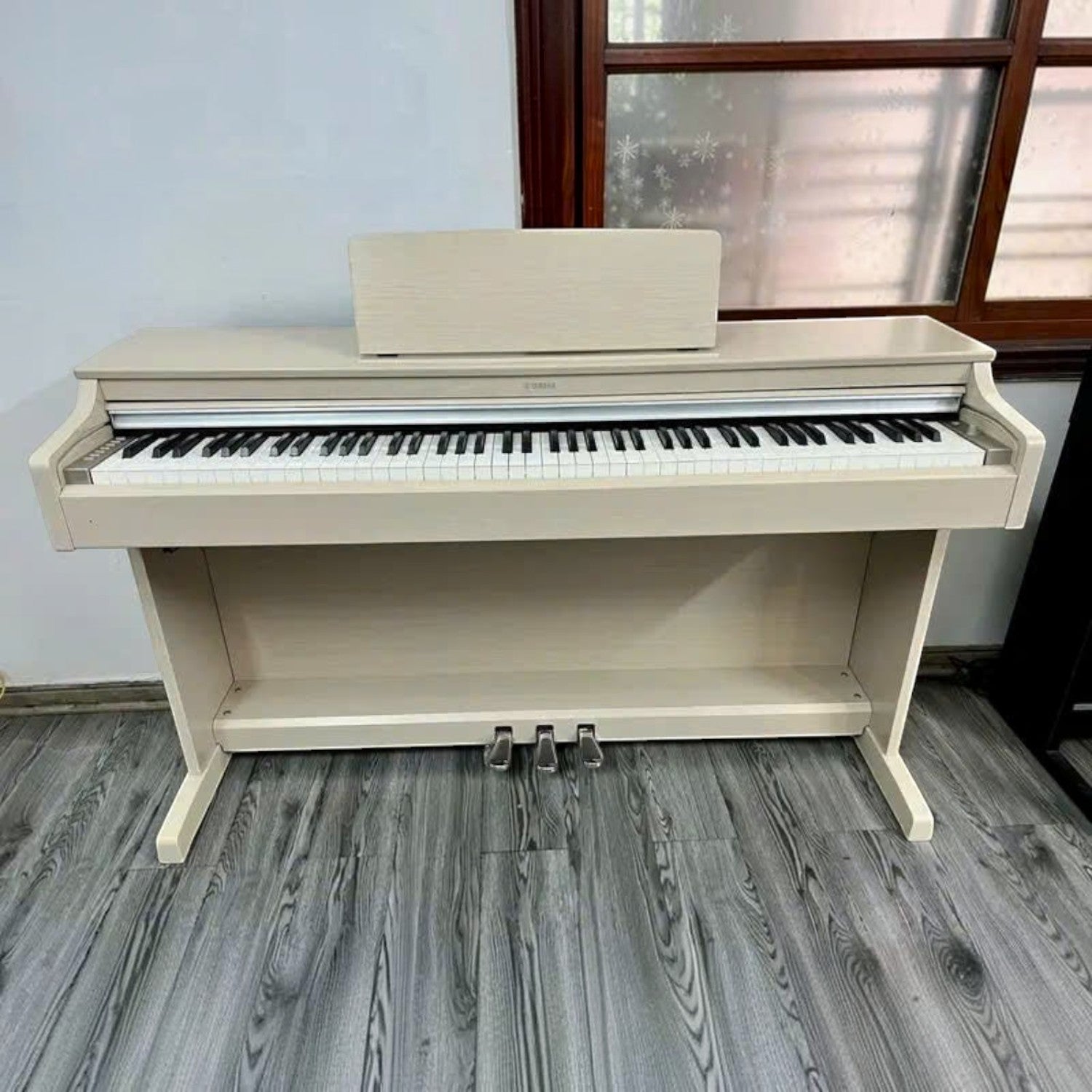 Đàn piano điện Yamaha YDP-163 màu trắng kem dáng tủ tại Tân Nhạc Cụ với bàn phím GH3 và ba pedal kim loại.