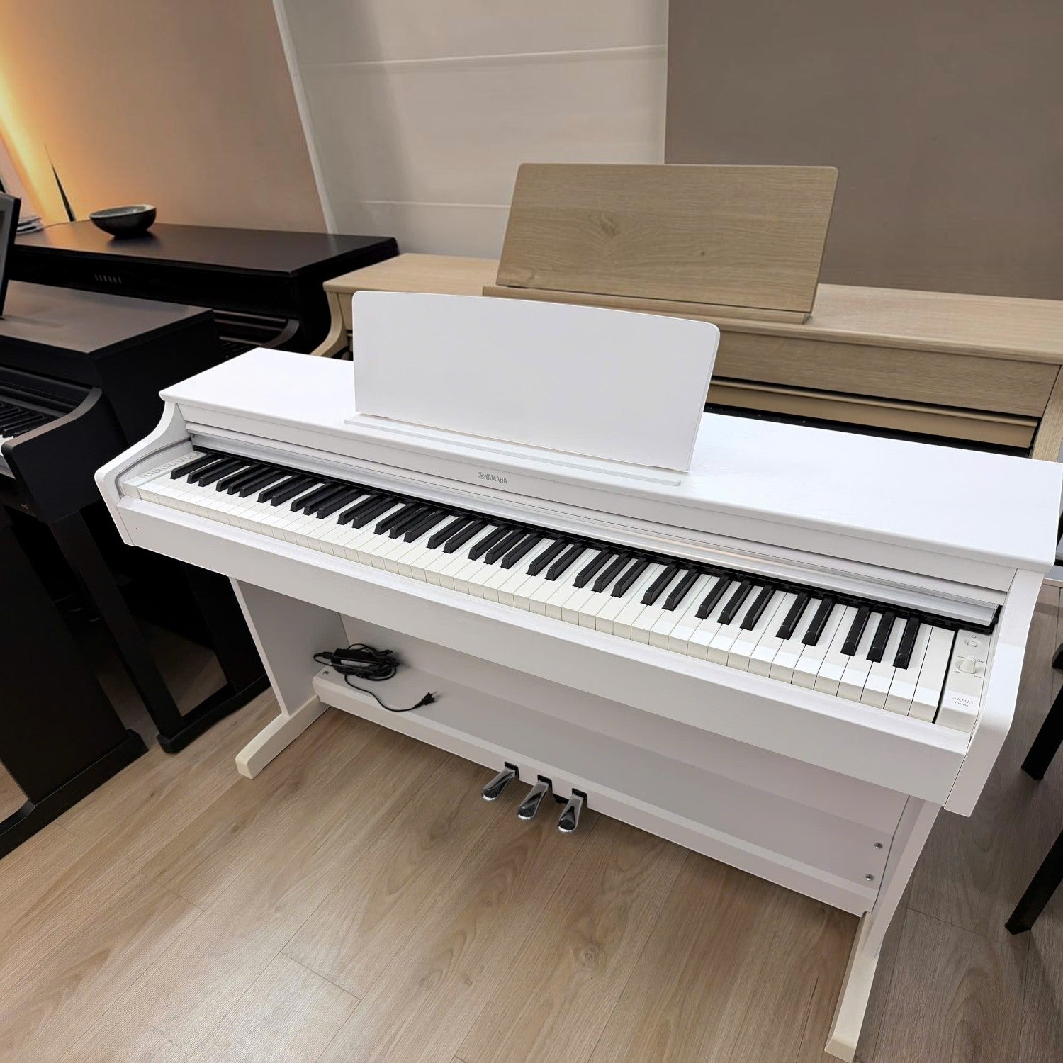 Đàn piano điện Yamaha YDP-163 màu trắng tại showroom TÂN NHẠC CỤ, thiết kế dáng tủ với bàn phím GH3 ba cảm biến.