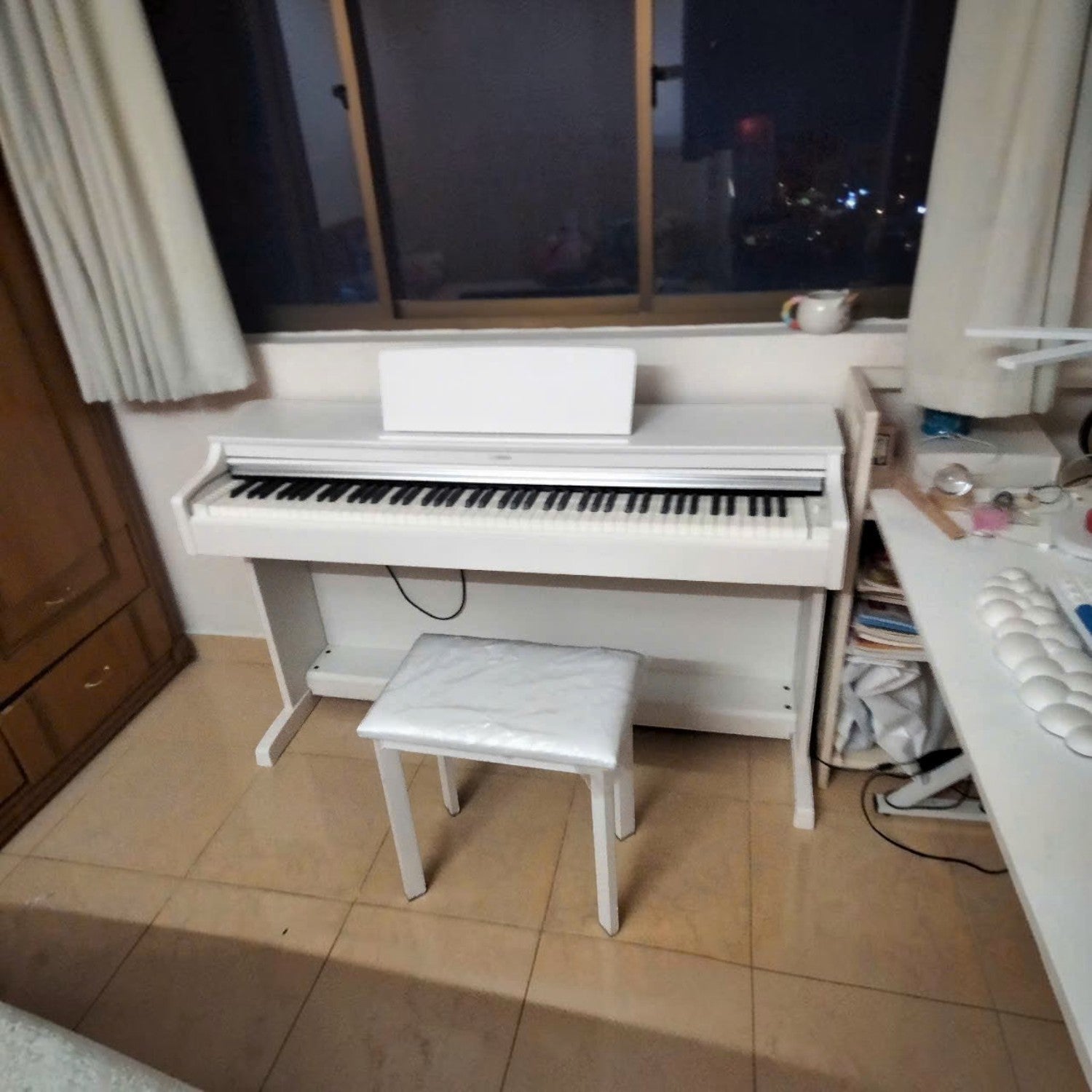 Đàn piano điện Yamaha YDP-163 màu trắng tại Tân Nhạc Cụ, dáng tủ sang trọng với bàn phím GH3 và ghế đàn đi kèm.