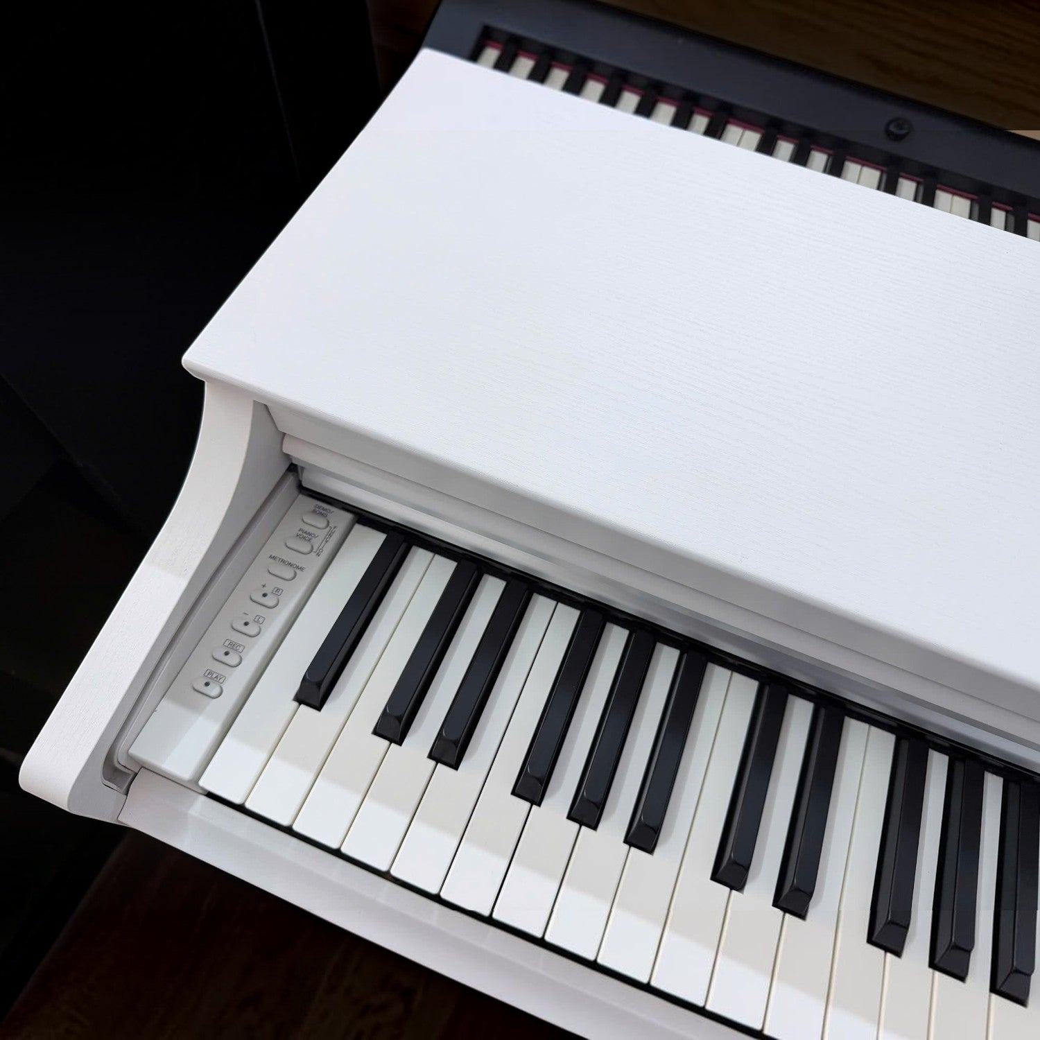 Đàn piano điện Yamaha YDP-163 màu trắng tại TÂN NHẠC CỤ với bàn phím GH3 và nắp đậy phím tinh tế