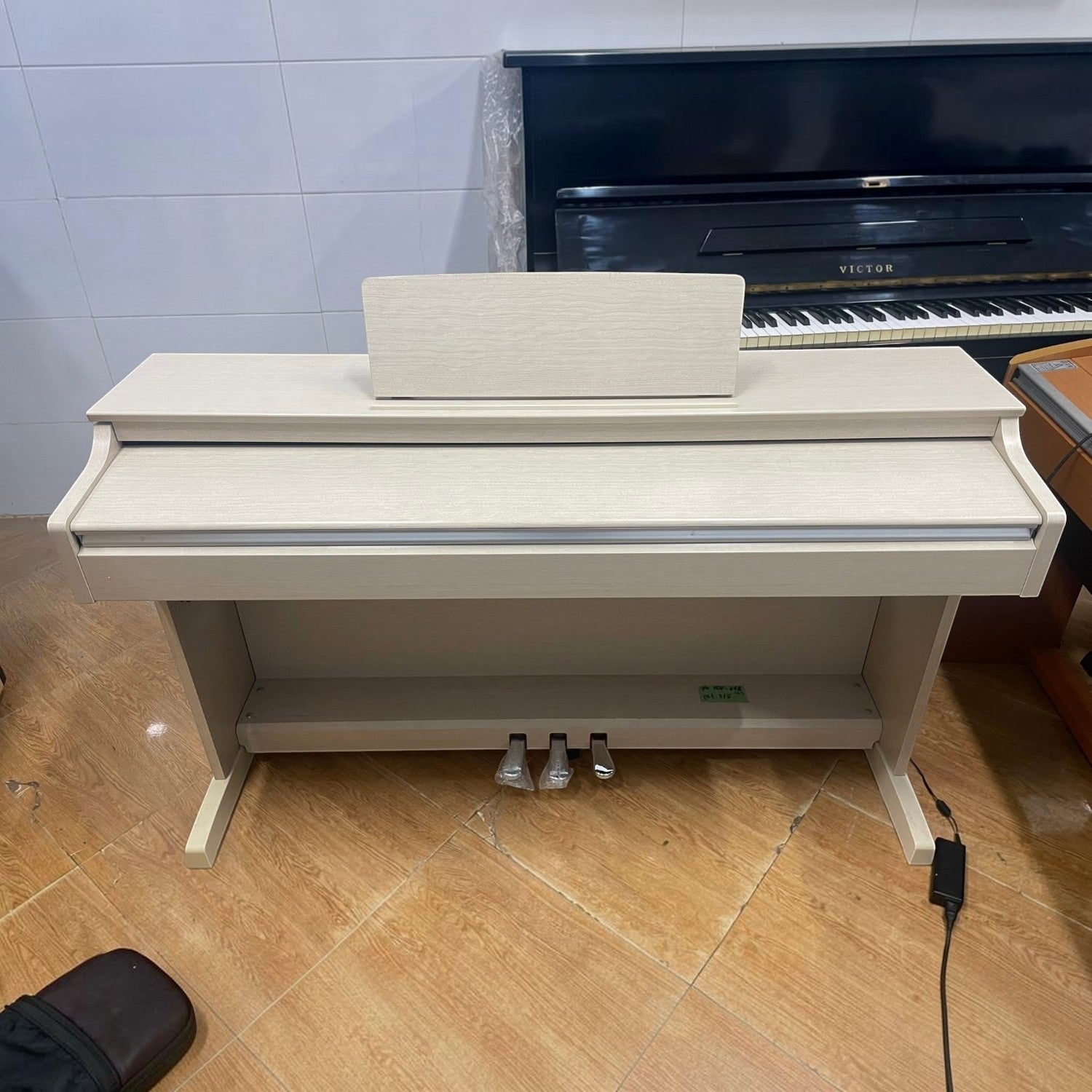 Đàn piano điện Yamaha YDP-163 màu trắng vân gỗ tại Tân Nhạc Cụ, thiết kế dáng tủ sang trọng với 3 pedal.