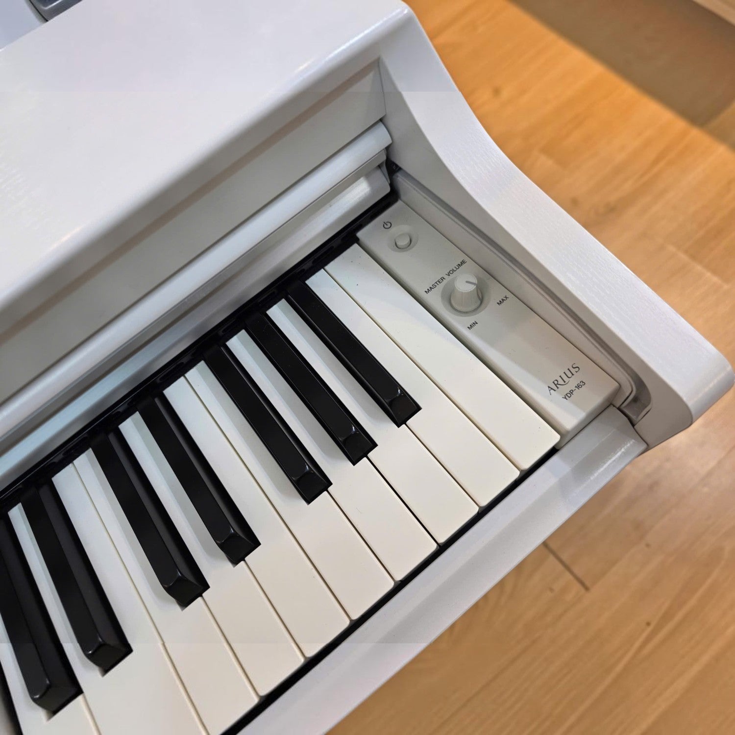 Đàn piano điện Yamaha YDP-163 màu trắng tại TÂN NHẠC CỤ, cận cảnh bàn phím GH3 và bảng điều khiển bên phải.