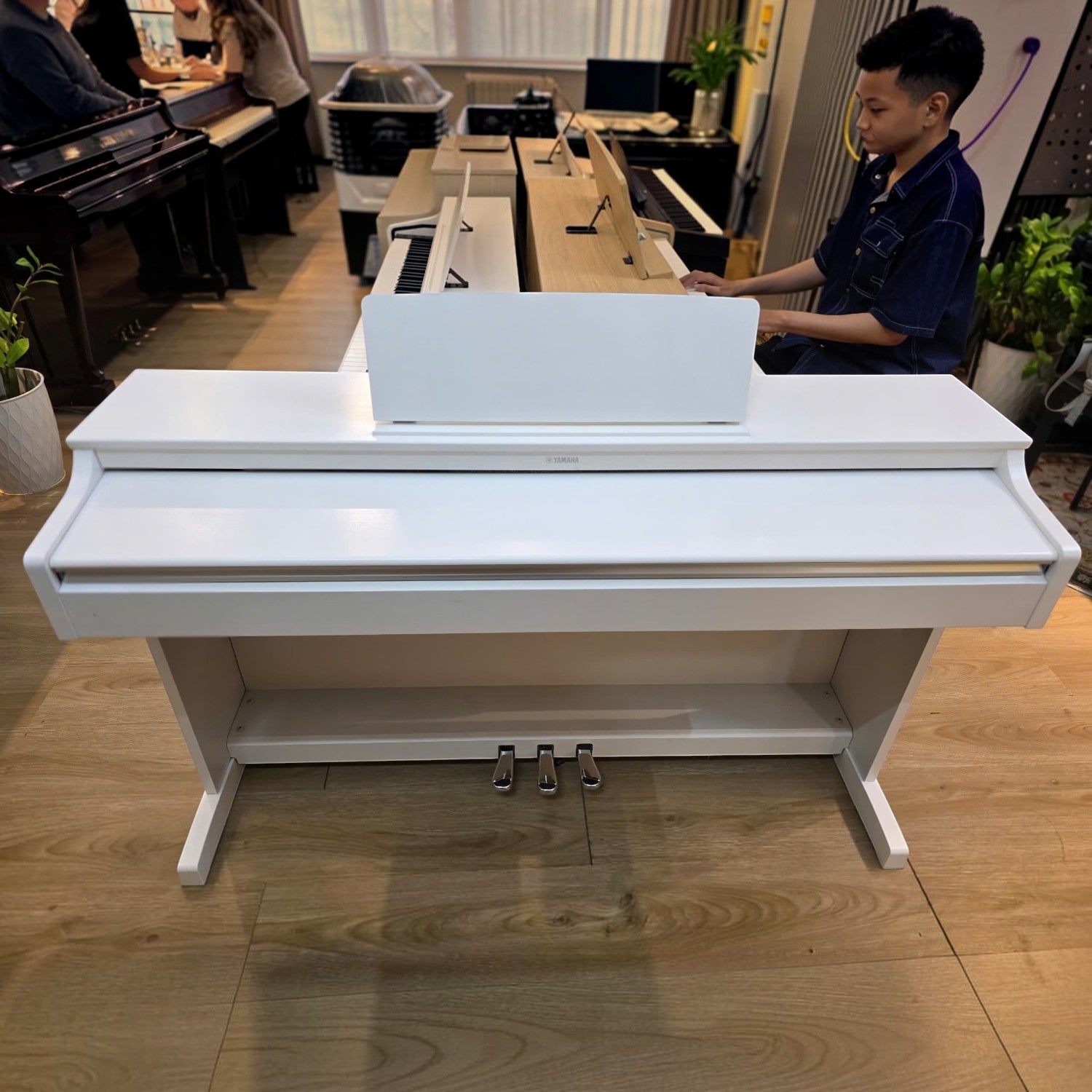 Đàn piano điện Yamaha YDP-163 màu trắng dáng tủ tại showroom TÂN NHẠC CỤ với bàn phím GH3 và ba pedal