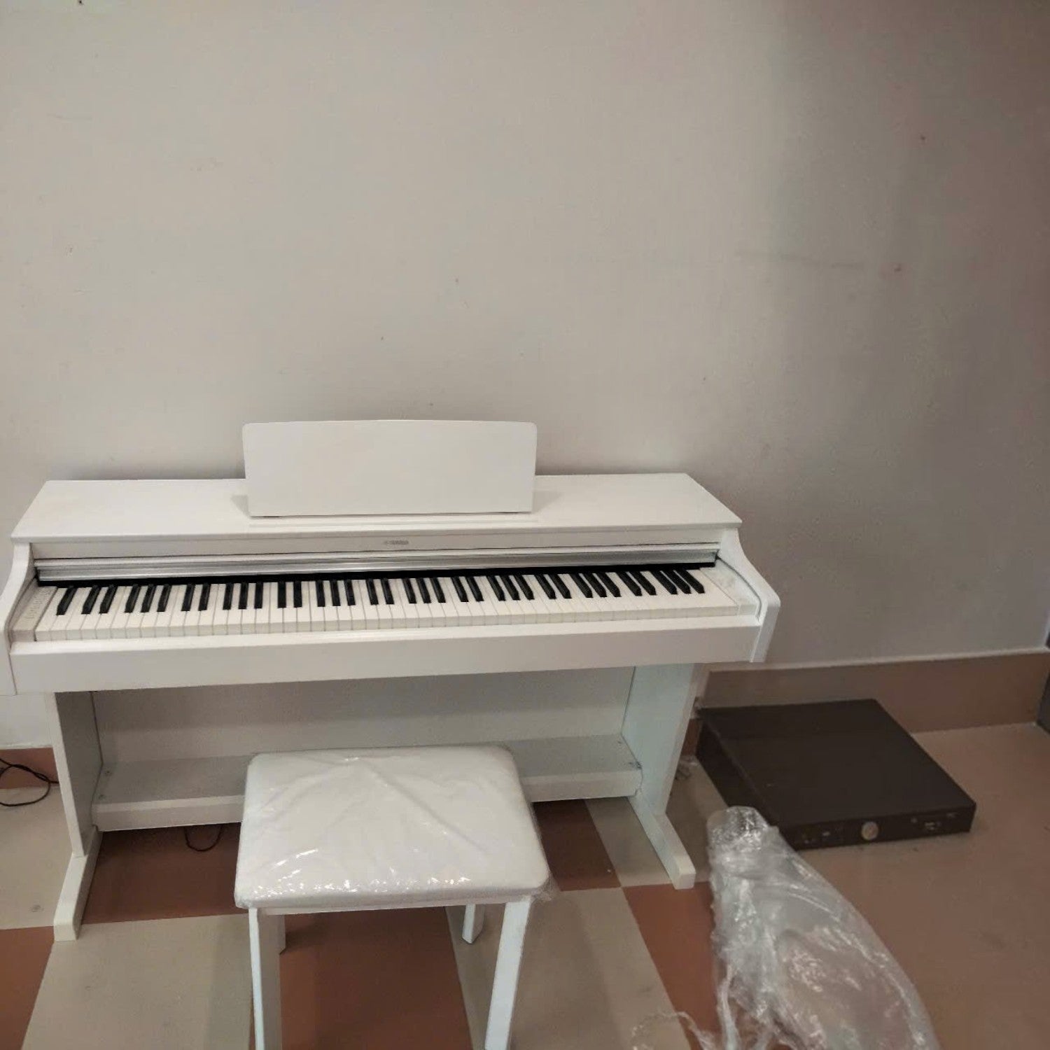 Đàn piano điện Yamaha YDP-163 màu trắng tại TÂN NHẠC CỤ, thiết kế dáng tủ sang trọng với bàn phím GH3 chất lượng.