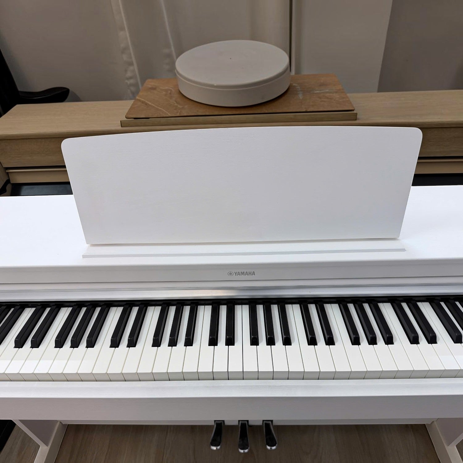 Đàn piano điện Yamaha YDP-163 màu trắng tại TÂN NHẠC CỤ với bàn phím GH3 và giá để nhạc