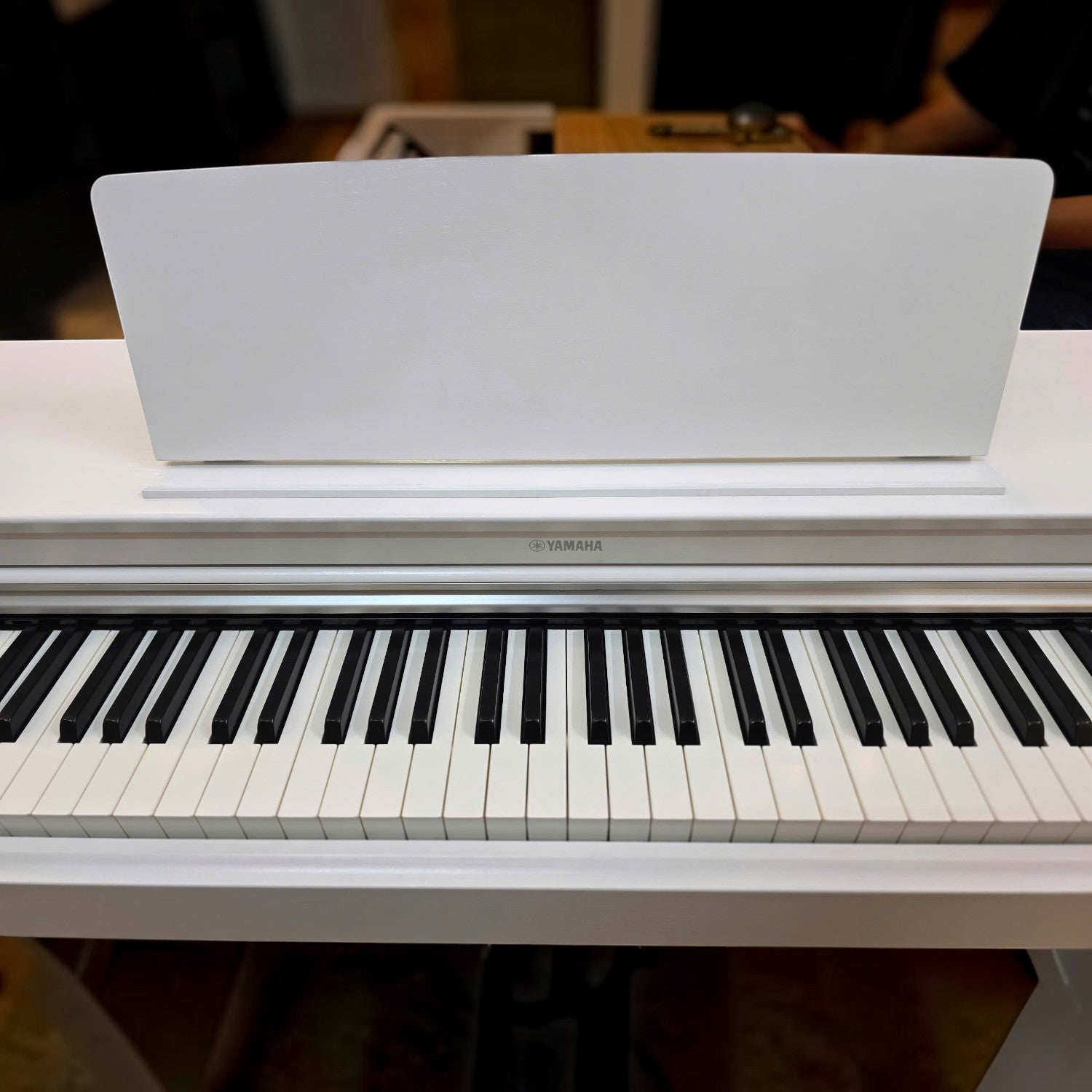 Đàn piano điện Yamaha YDP-163 màu trắng tại TÂN NHẠC CỤ với bàn phím búa GH3 và giá để nhạc