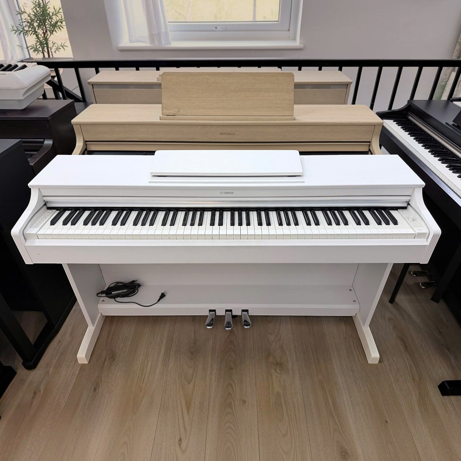 Đàn piano điện Yamaha YDP-163 màu trắng tại showroom TÂN NHẠC CỤ, thiết kế dáng tủ sang trọng và hiện đại.