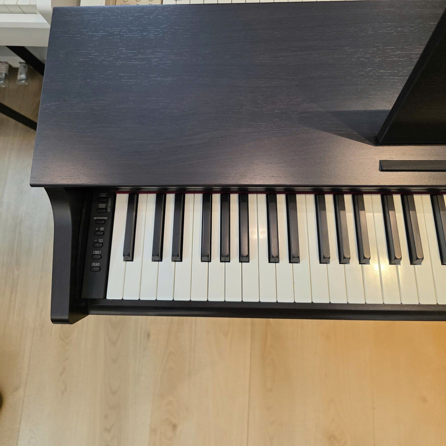 Đàn piano điện Yamaha YDP-163 màu đen tại TÂN NHẠC CỤ với bàn phím GH3 mặt ngà nhân tạo, góc nhìn từ trên xuống