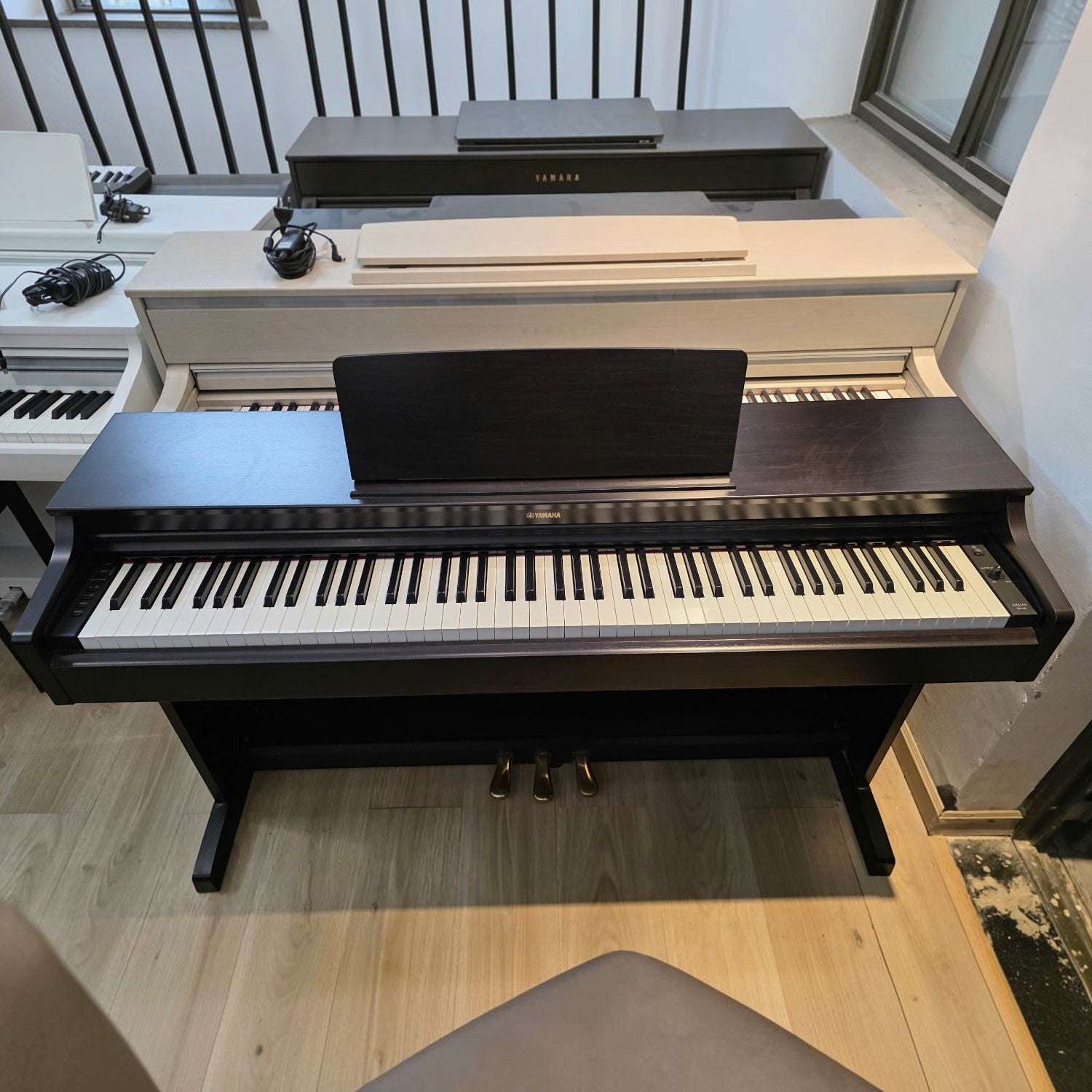 Đàn piano điện Yamaha YDP-163 màu đen dáng tủ tại showroom TÂN NHẠC CỤ, bàn phím GH3 mặt ngà nhân tạo.