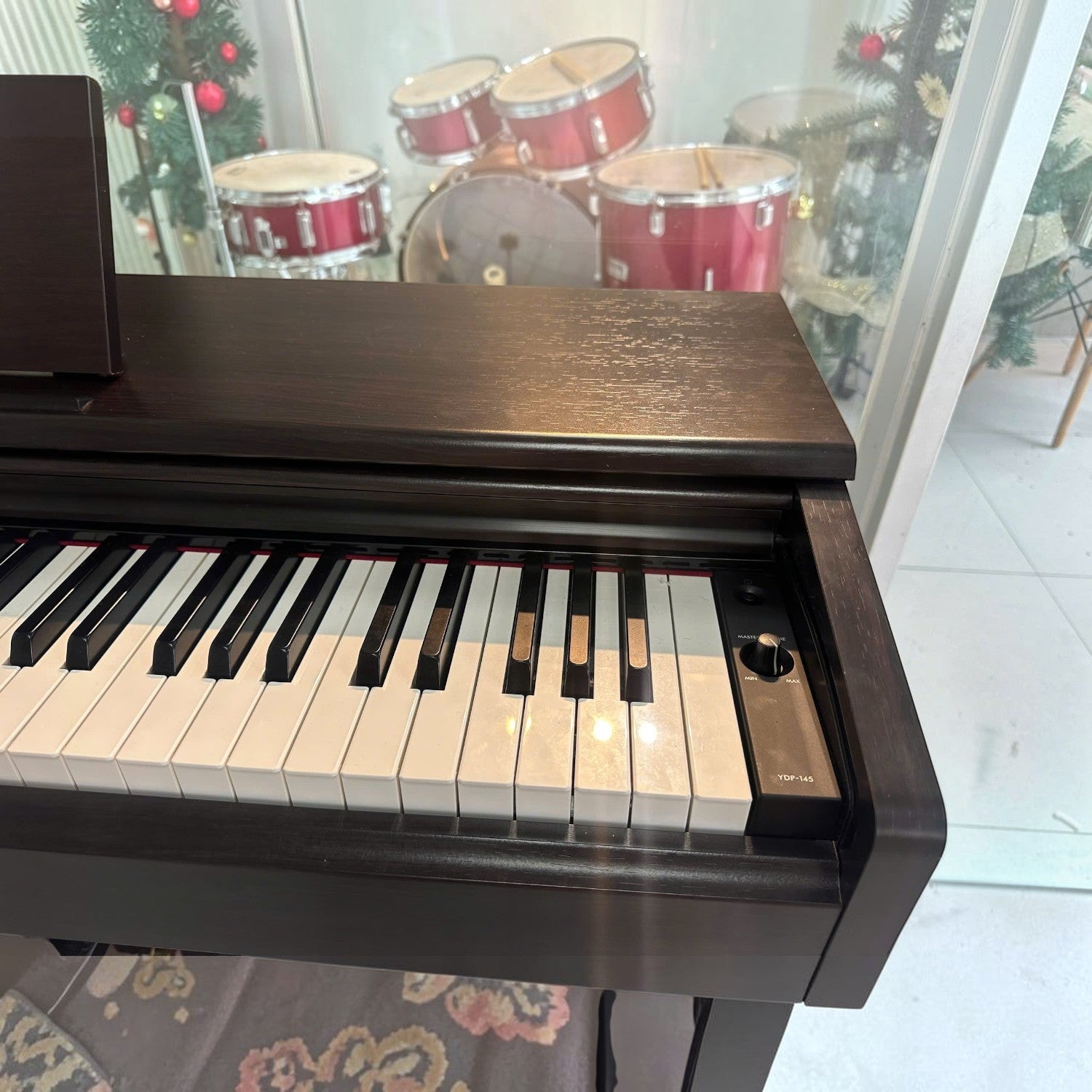 Đàn piano điện TÂN NHẠC CỤ Yamaha YDP-163 màu nâu gỗ với bàn phím GH3 và mặt phím ngà nhân tạo sang trọng