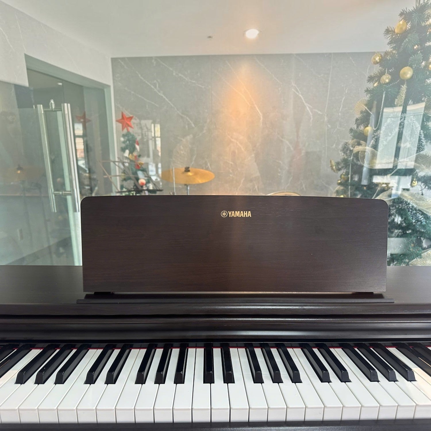 Đàn piano điện Yamaha YDP-163 màu nâu gỗ tại TÂN NHẠC CỤ, nổi bật với bàn phím GH3 và giá để nhạc sang trọng.
