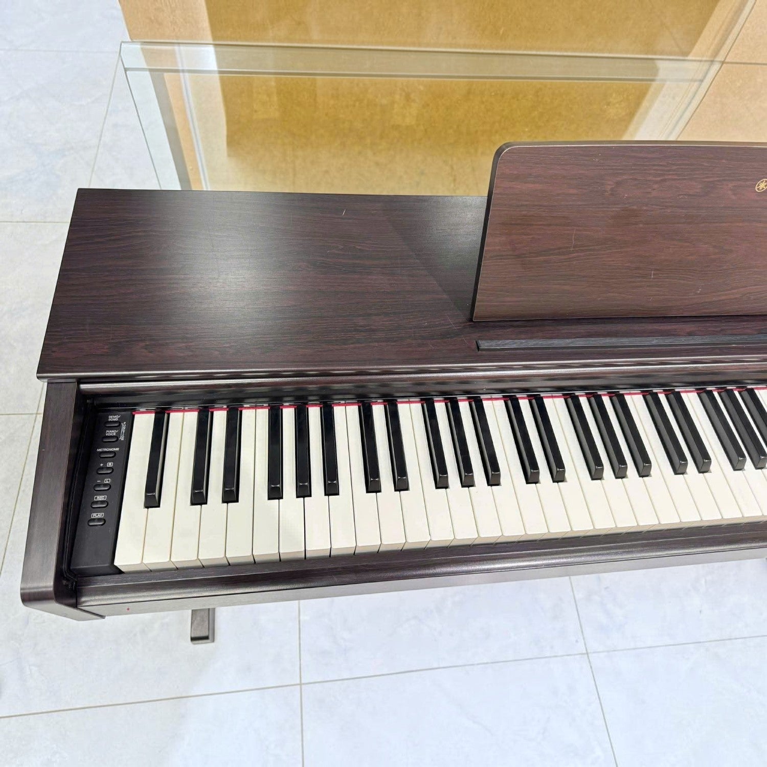 Đàn piano điện TÂN NHẠC CỤ Yamaha YDP-163 màu gỗ nâu với bàn phím GH3 mặt ngà nhân tạo, góc nhìn từ trên xuống.