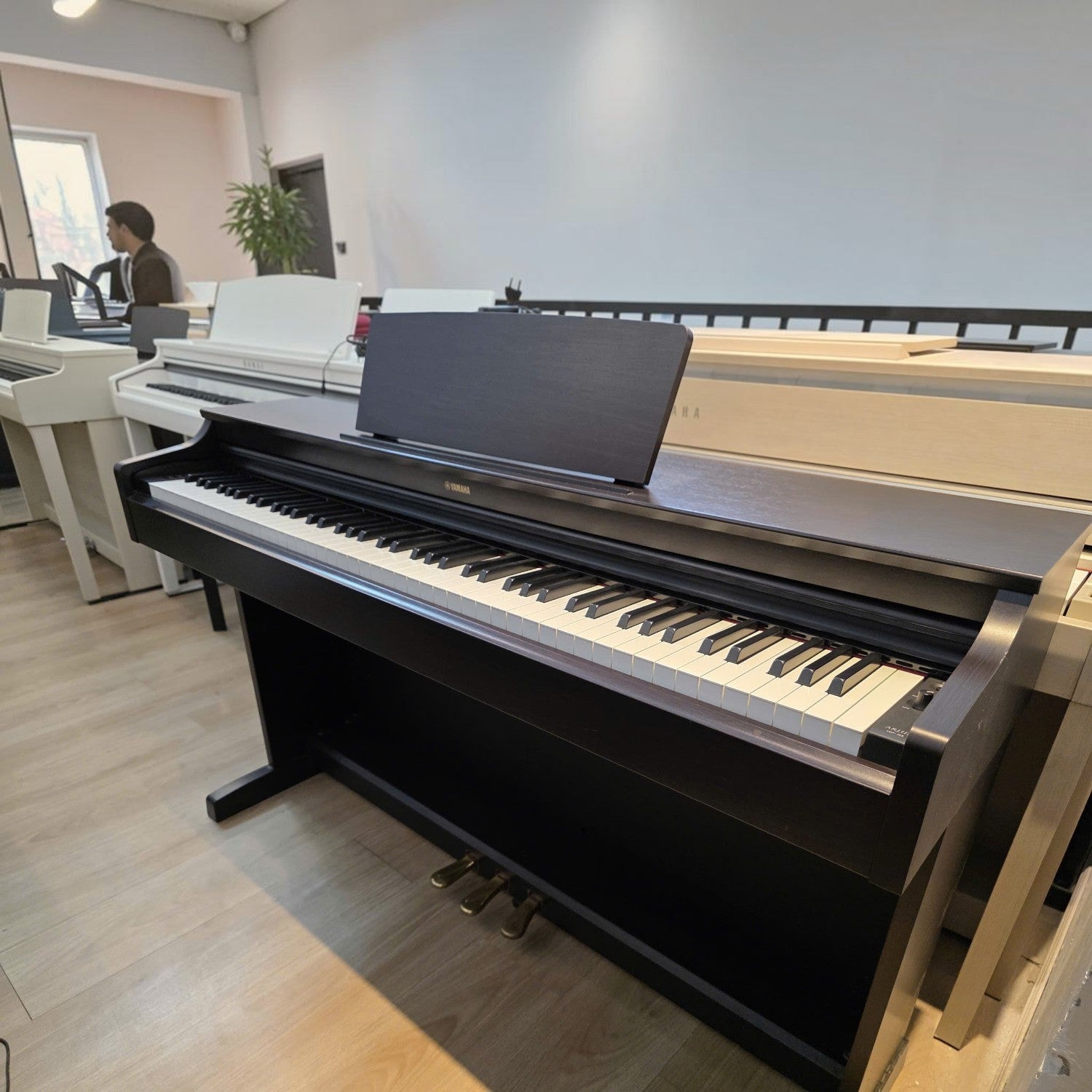 Đàn piano điện Yamaha YDP-163 màu đen dáng tủ tại showroom TÂN NHẠC CỤ, bàn phím GH3 ba cảm biến chất lượng cao.