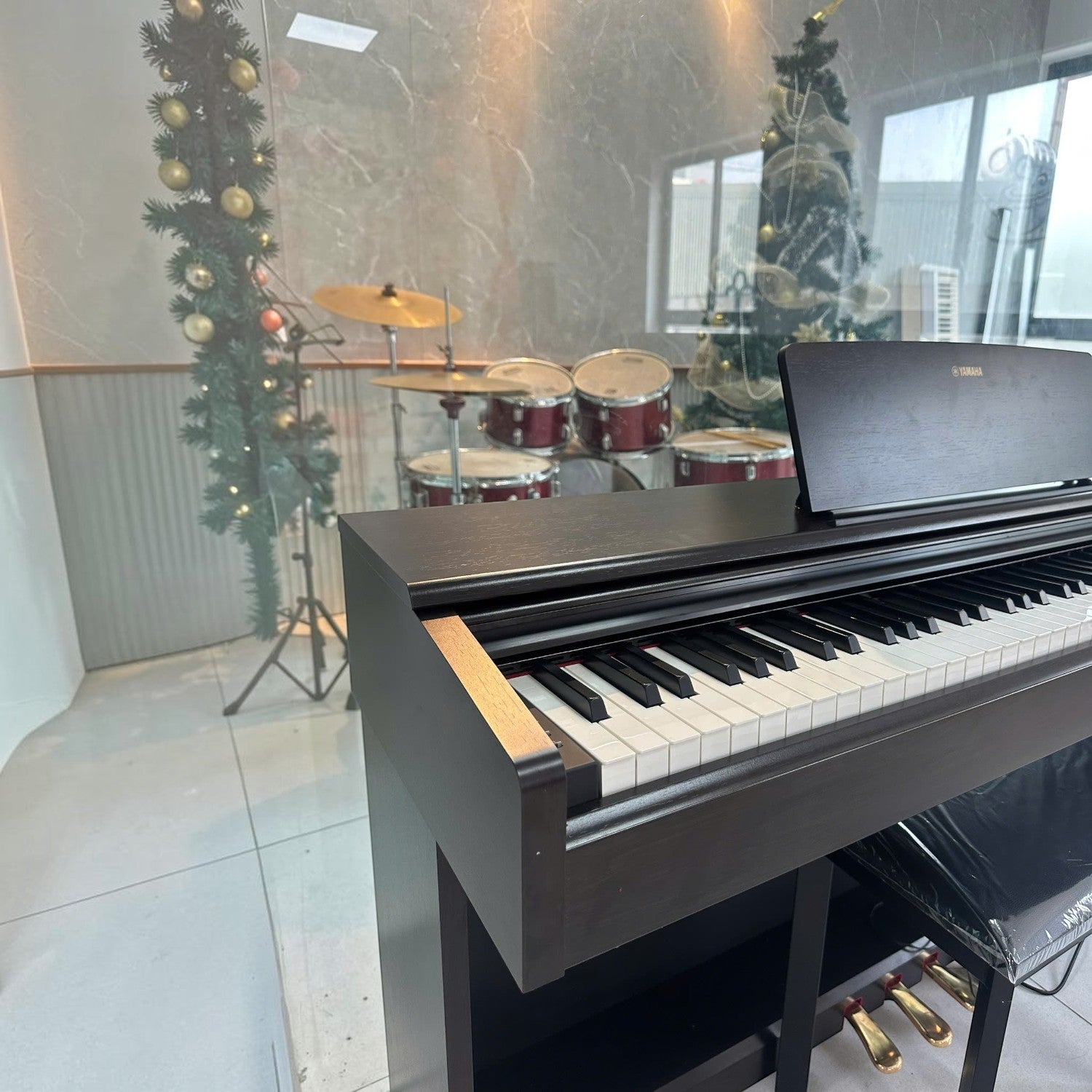 Đàn piano điện Yamaha YDP-163 màu đen tại showroom TÂN NHẠC CỤ với bàn phím GH3 và thiết kế dáng tủ sang trọng.