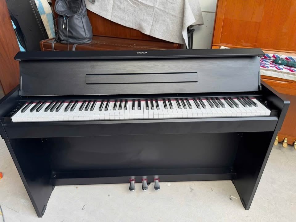 Đàn piano điện Yamaha YDP-S35 màu đen dáng slim tại Tân Nhạc Cụ với bàn phím búa GHS và 3 pedal gắn liền