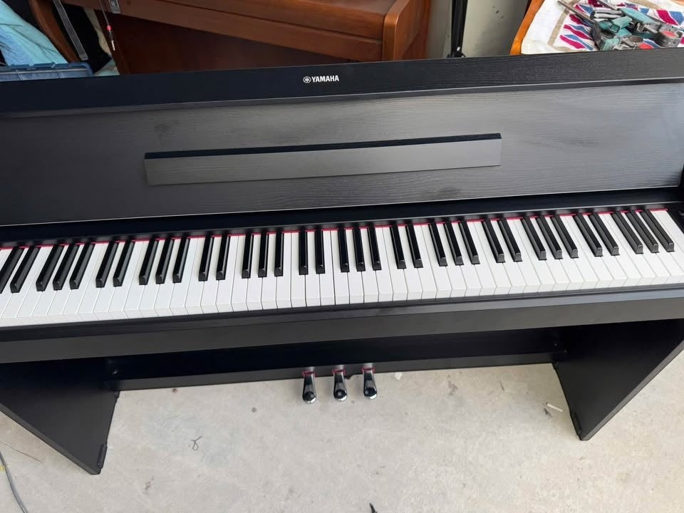 Đàn piano điện Yamaha YDP-S35 màu đen tại TÂN NHẠC CỤ với thiết kế dáng slim mỏng gọn và cụm 3 pedal.