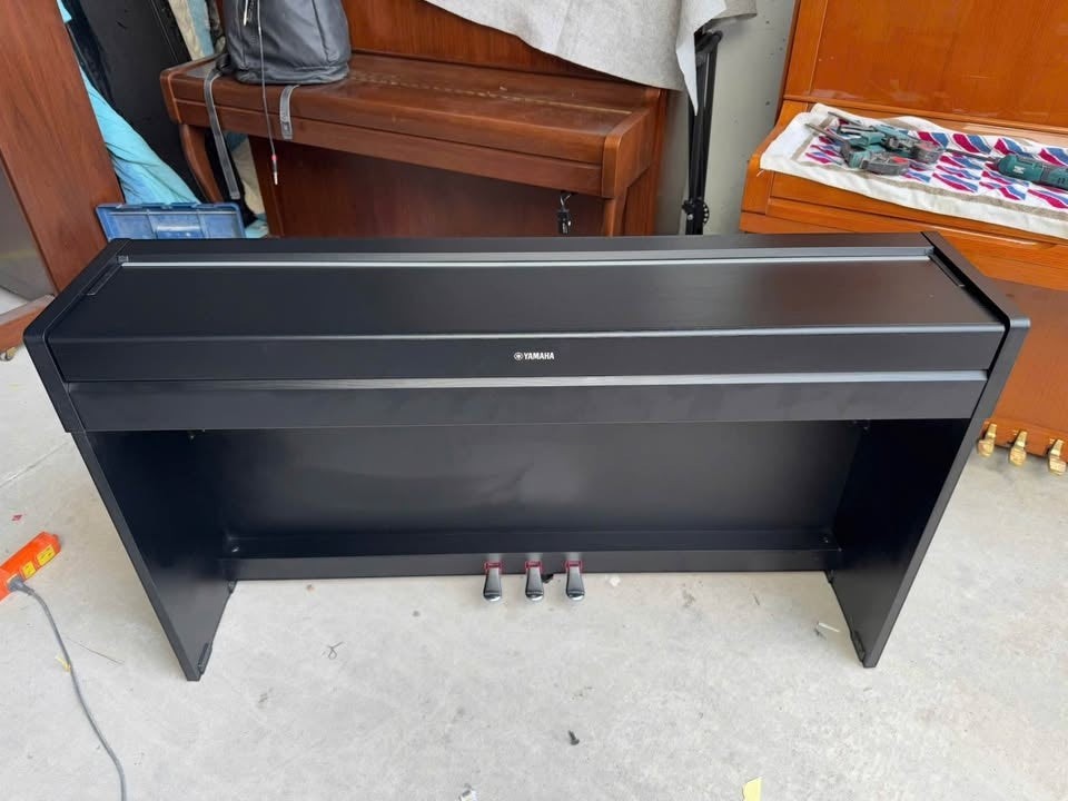 Đàn piano điện Yamaha YDP-S35 màu đen dáng slim mỏng gọn tại TÂN NHẠC CỤ với cụm 3 pedal gắn liền