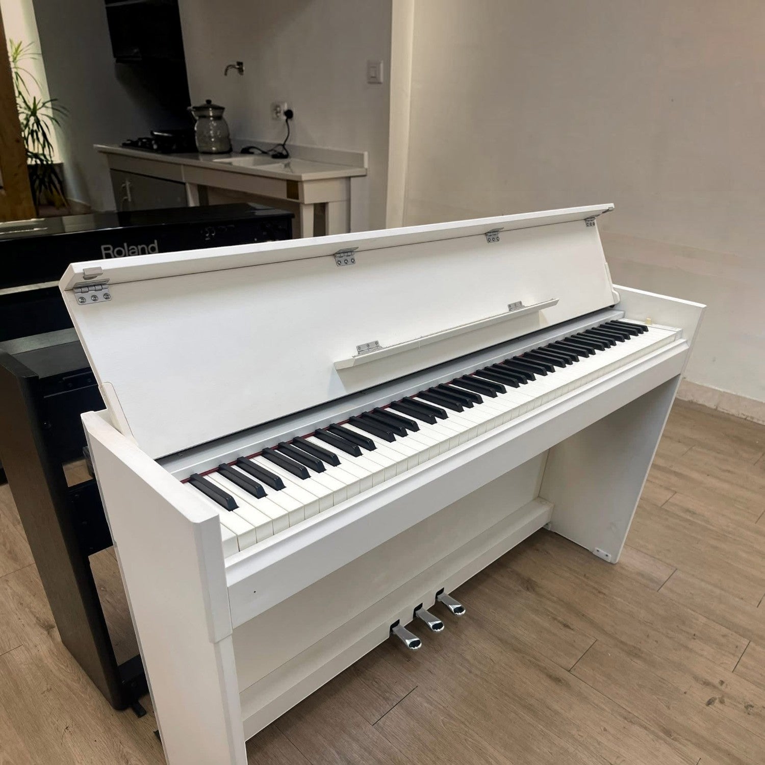 Đàn piano điện Yamaha YDP-S52 màu trắng tinh tế, thiết kế tủ mỏng gọn tại cửa hàng TÂN NHẠC CỤ