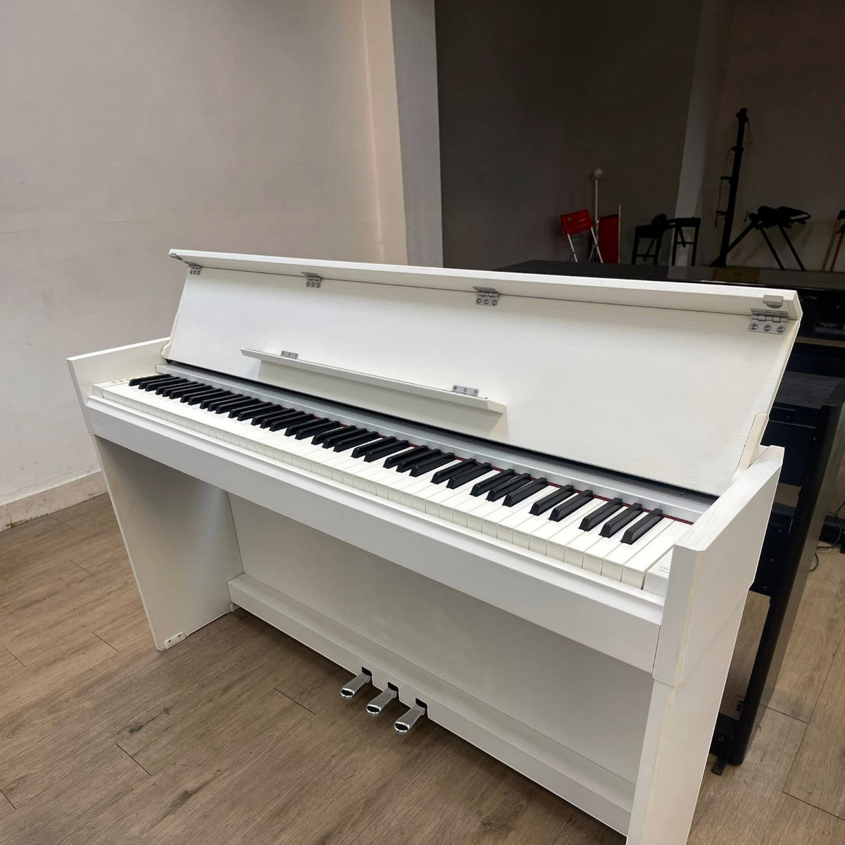 Đàn piano điện Yamaha YDP-S52 màu trắng tại TÂN NHẠC CỤ với thiết kế dáng tủ mỏng gọn và bàn phím GH3