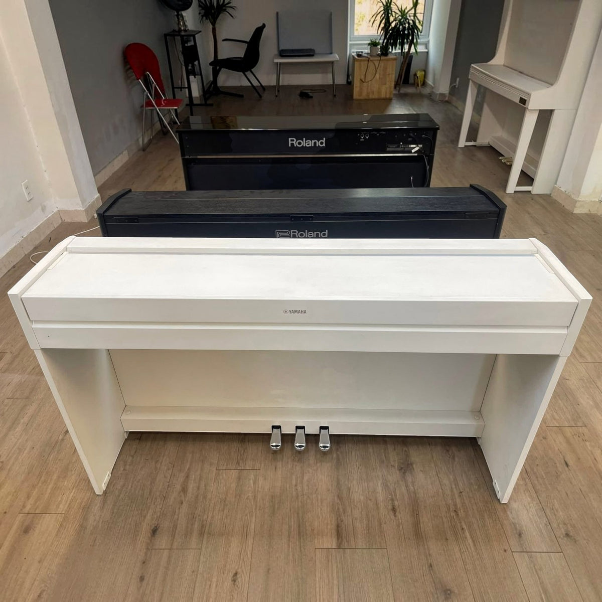 Đàn piano điện Yamaha YDP-S52 màu trắng tại showroom TÂN NHẠC CỤ, thiết kế dáng tủ mỏng gọn với 3 pedal kim loại