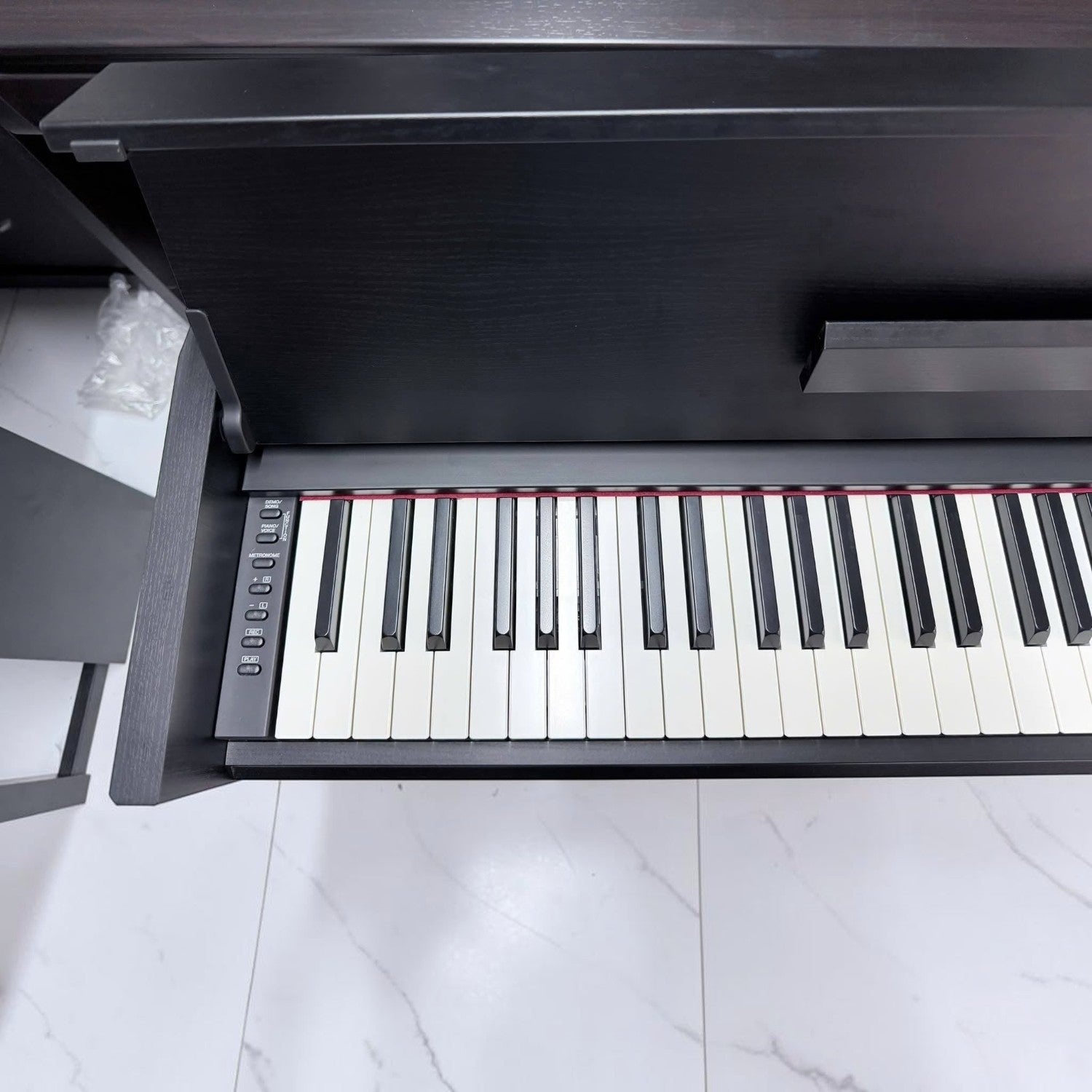 Đàn piano điện Yamaha YDP-S52 màu đen tại TÂN NHẠC CỤ với bàn phím GH3 mặt ngà và thiết kế tủ mỏng gọn