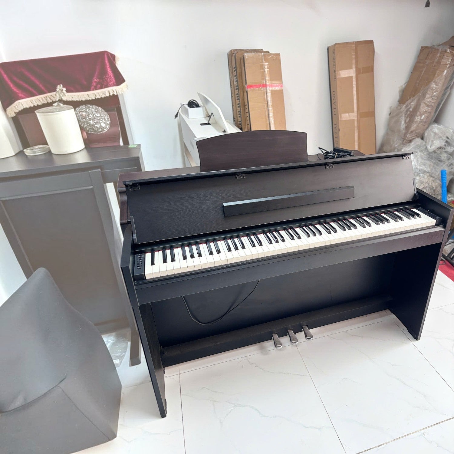 Đàn piano điện TÂN NHẠC CỤ Yamaha YDP-S52 màu đen với thiết kế tủ mỏng gọn, bàn phím GH3 và ba pedal kim loại.