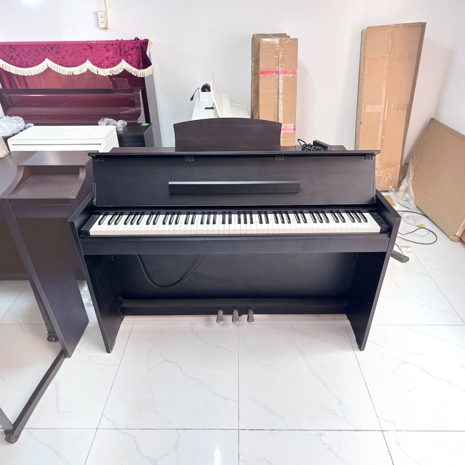 Đàn piano điện TÂN NHẠC CỤ Yamaha YDP-S52 màu đen với thiết kế tủ mỏng gọn, bàn phím GH3 mặt ngà nhân tạo