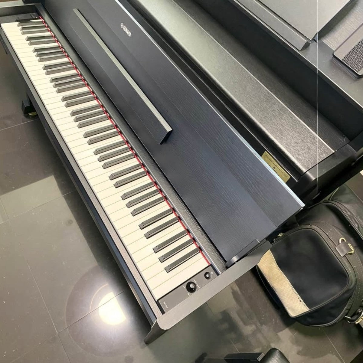Đàn piano điện Yamaha YDP-S55 màu đen dáng slim tại Tân Nhạc Cụ, thiết kế mỏng gọn với 88 phím búa GH3.