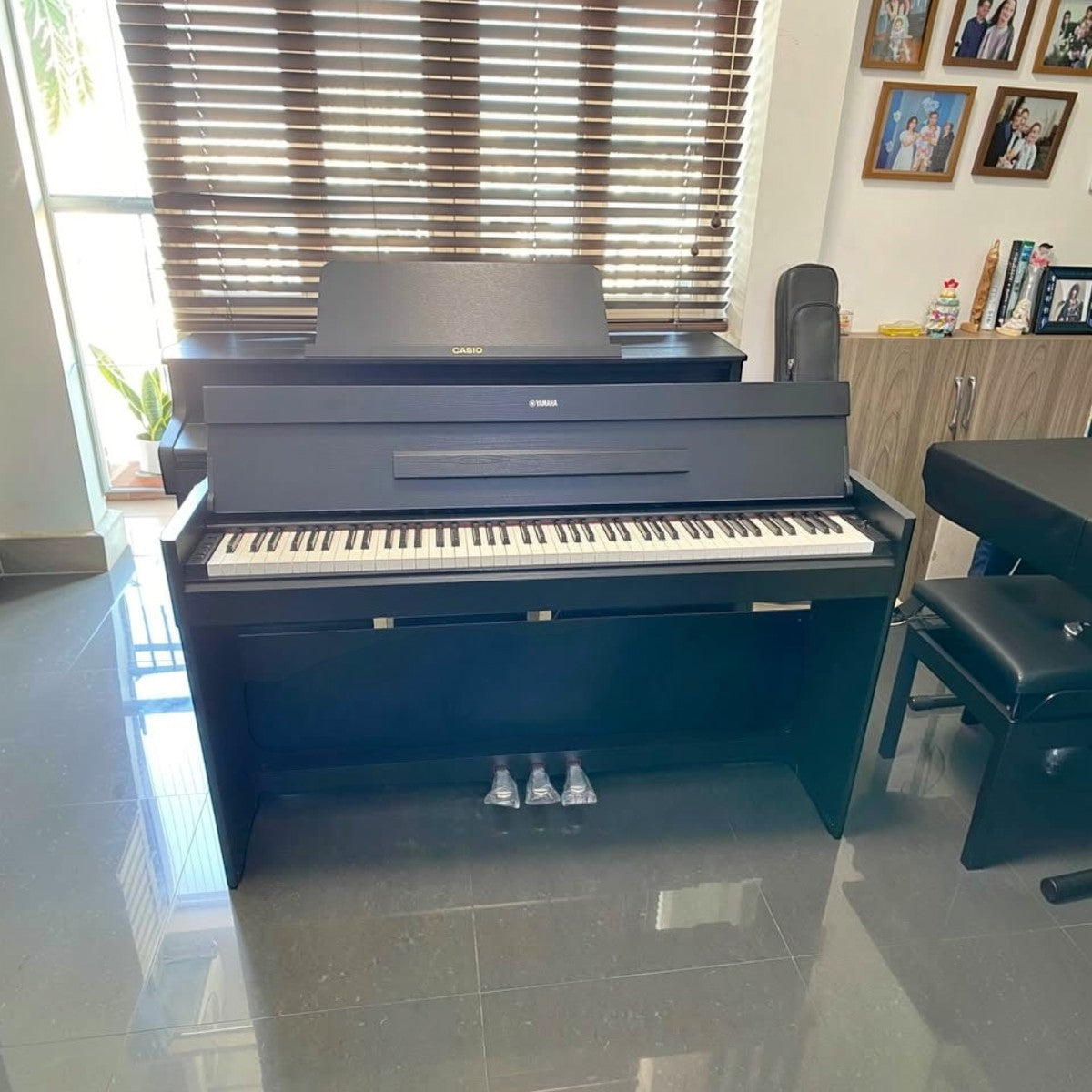 Đàn piano điện TÂN NHẠC CỤ Yamaha YDP-S55 màu đen dáng slim mỏng gọn với 3 pedal, thiết kế hiện đại cho căn hộ