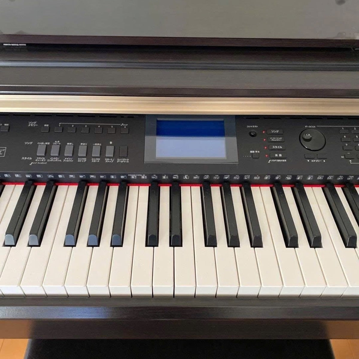 Đàn piano điện Yamaha YDP-V240 màu gỗ hồng sắc tại TÂN NHẠC CỤ với bảng điều khiển hiện đại và bàn phím GHS
