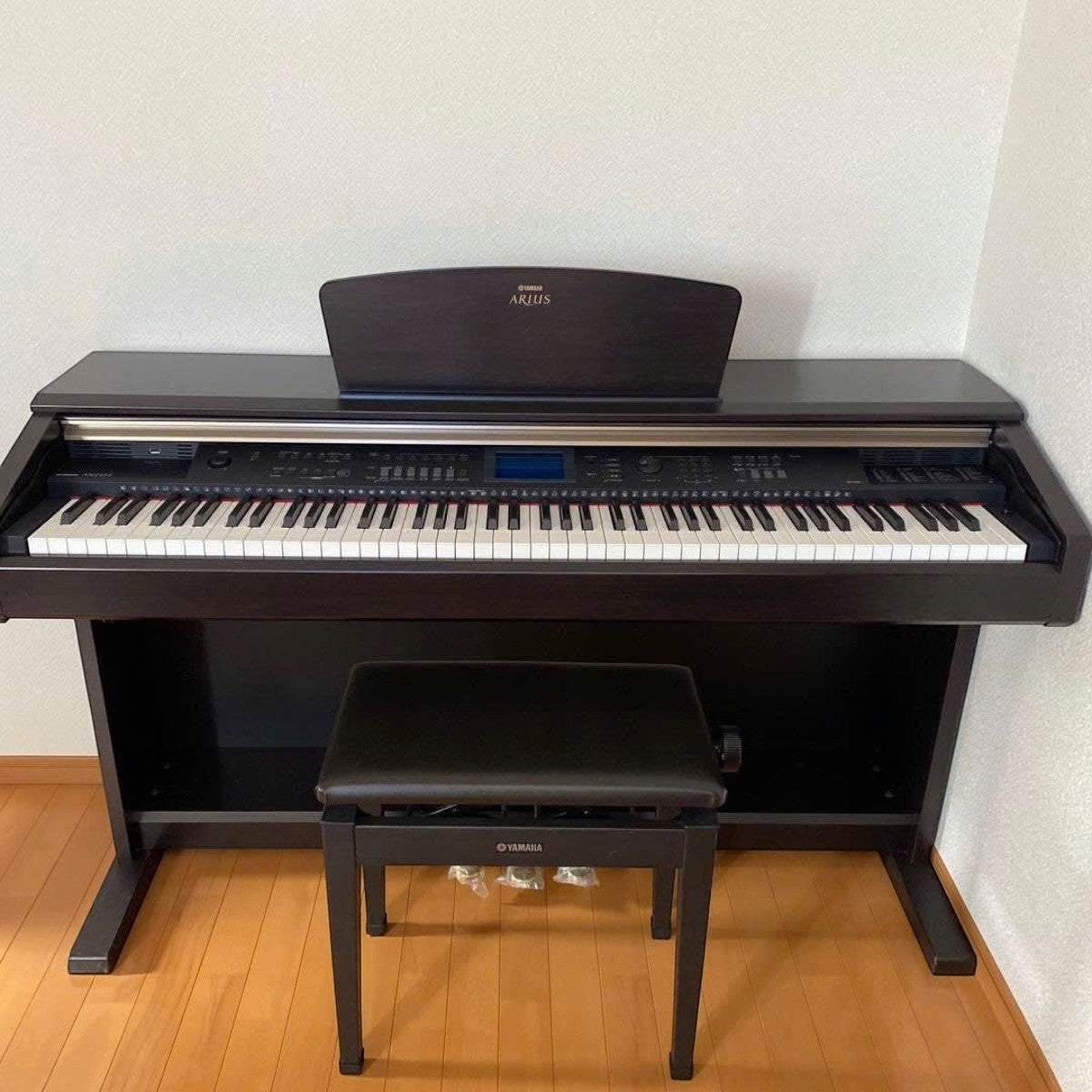 Đàn piano điện Yamaha YDP-V240 màu gỗ hồng sắc đậm sang trọng tại TÂN NHẠC CỤ với bàn phím GHS và ghế ngồi đi kèm