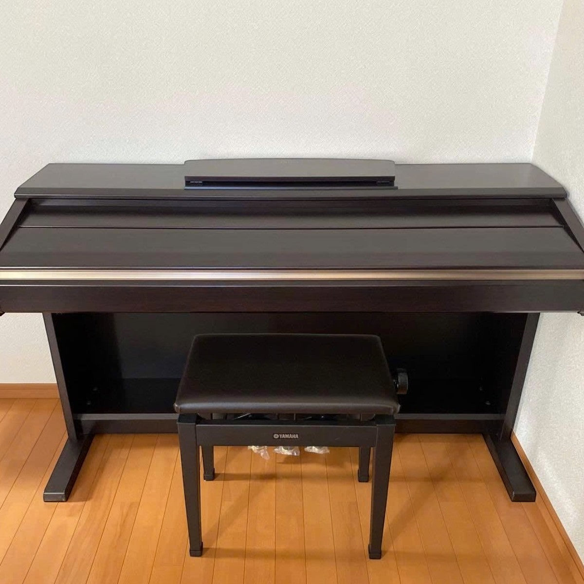 Đàn piano điện Yamaha YDP-V240 màu gỗ hồng sắc đậm sang trọng tại TÂN NHẠC CỤ