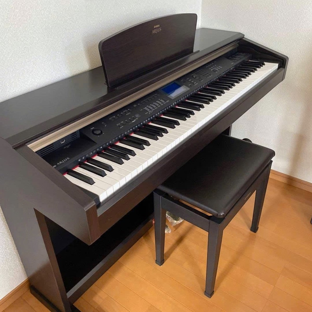Đàn piano điện Yamaha YDP-V240 màu gỗ hồng sắc đậm sang trọng tại TÂN NHẠC CỤ với bàn phím GHS và ghế đàn đi kèm