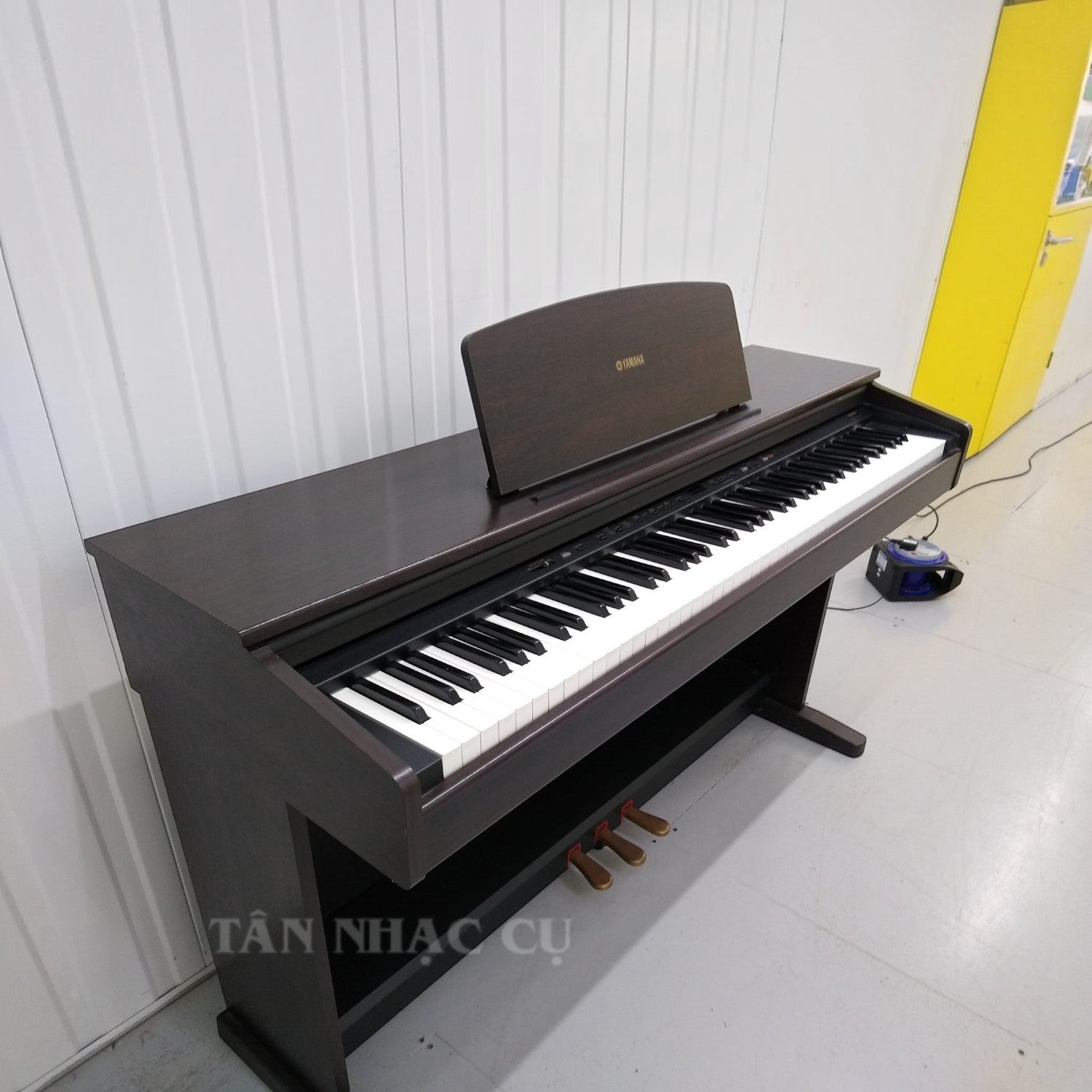 Đàn piano điện Yamaha YDP101 màu nâu gỗ sang trọng với 88 phím và ba bàn đạp từ TÂN NHẠC CỤ