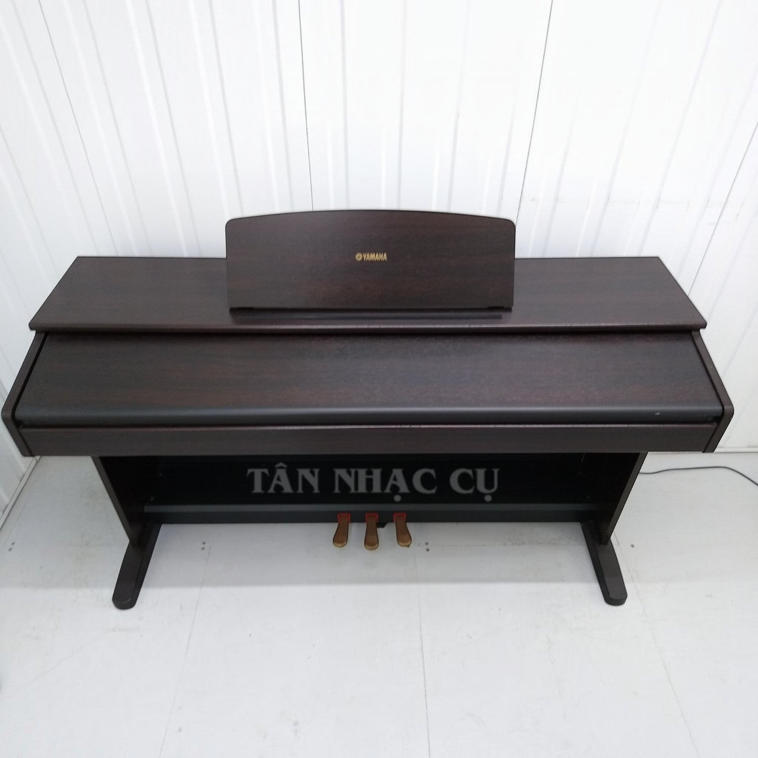Đàn piano điện TÂN NHẠC CỤ Yamaha YDP101 màu nâu gỗ sang trọng với 88 phím và ba bàn đạp tích hợp
