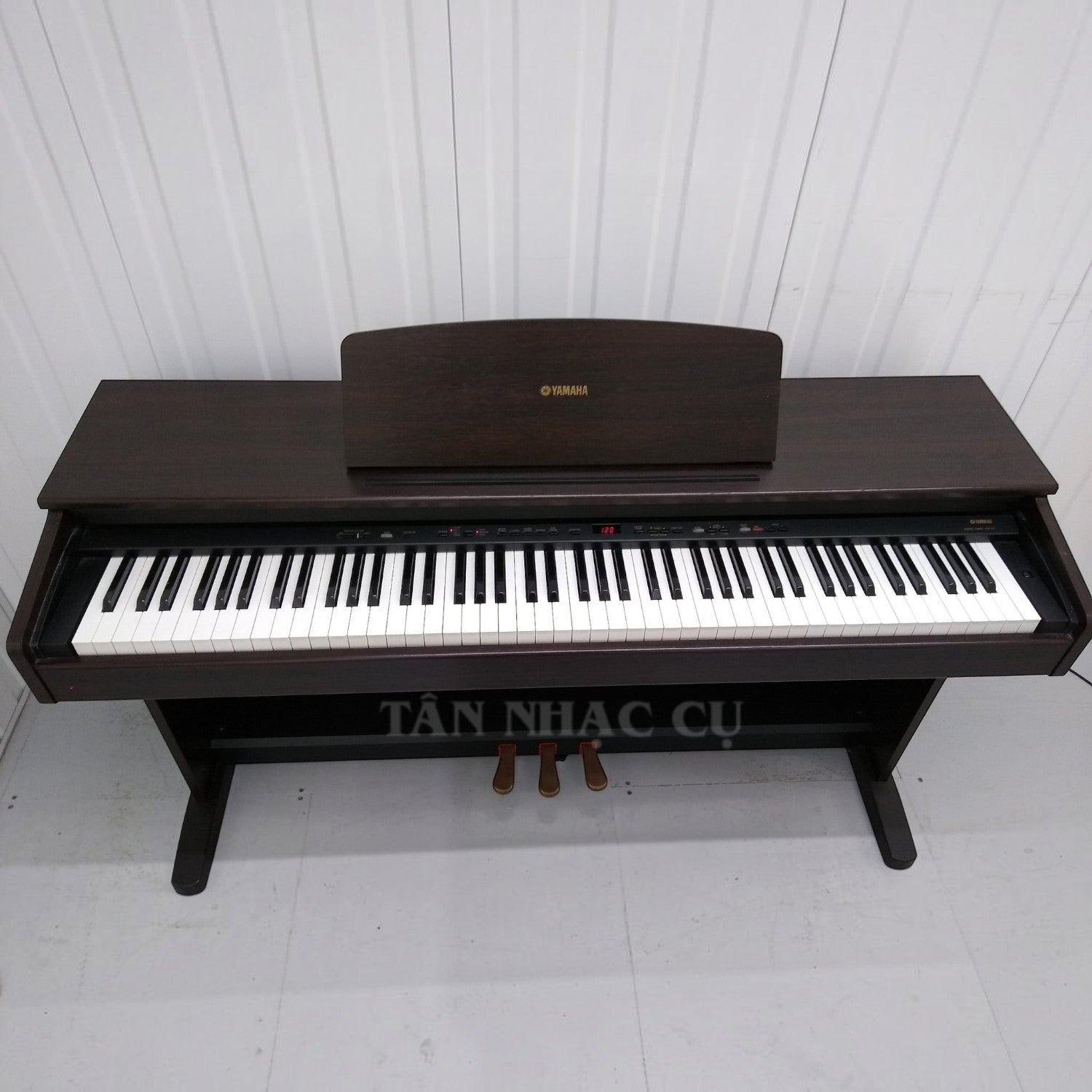 Đàn piano điện TÂN NHẠC CỤ Yamaha YDP101 màu nâu gỗ với 88 phím và ba bàn đạp tích hợp