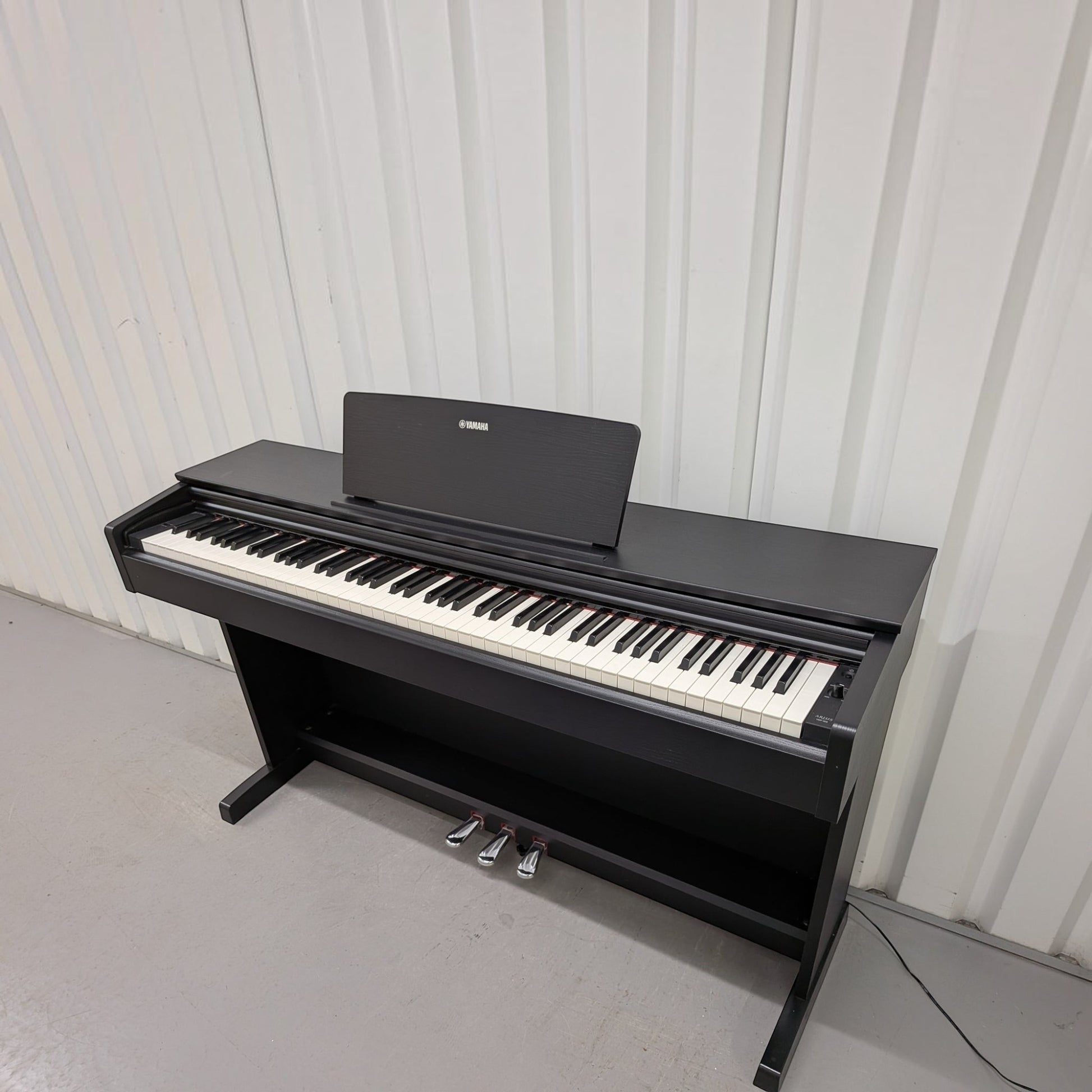 Đàn piano điện Yamaha YDP-103 màu đen sang trọng, thiết kế dáng tủ gọn gàng tại TÂN NHẠC CỤ
