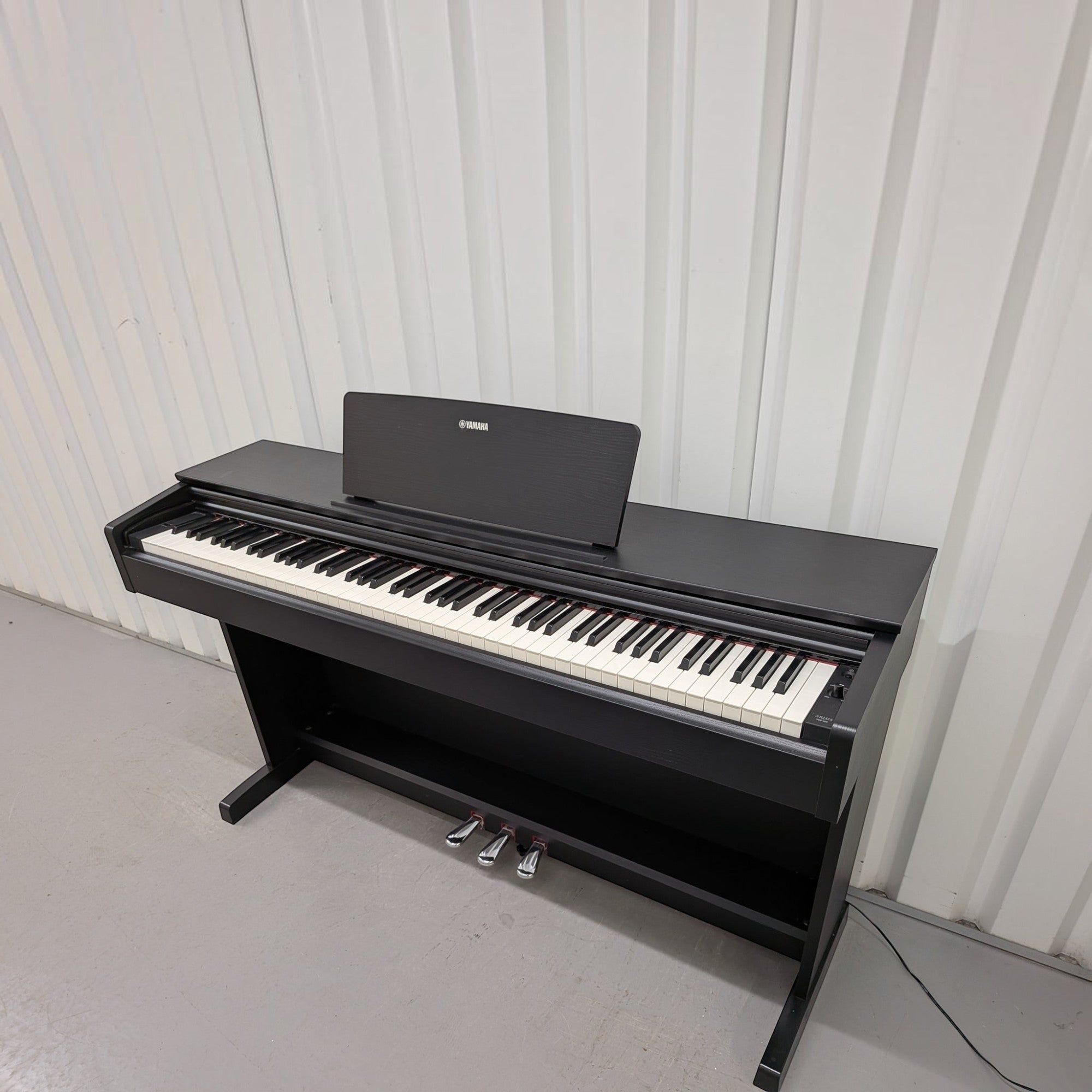 Đàn piano điện Yamaha YDP-103 màu đen sang trọng, thiết kế dáng tủ gọn gàng tại TÂN NHẠC CỤ
