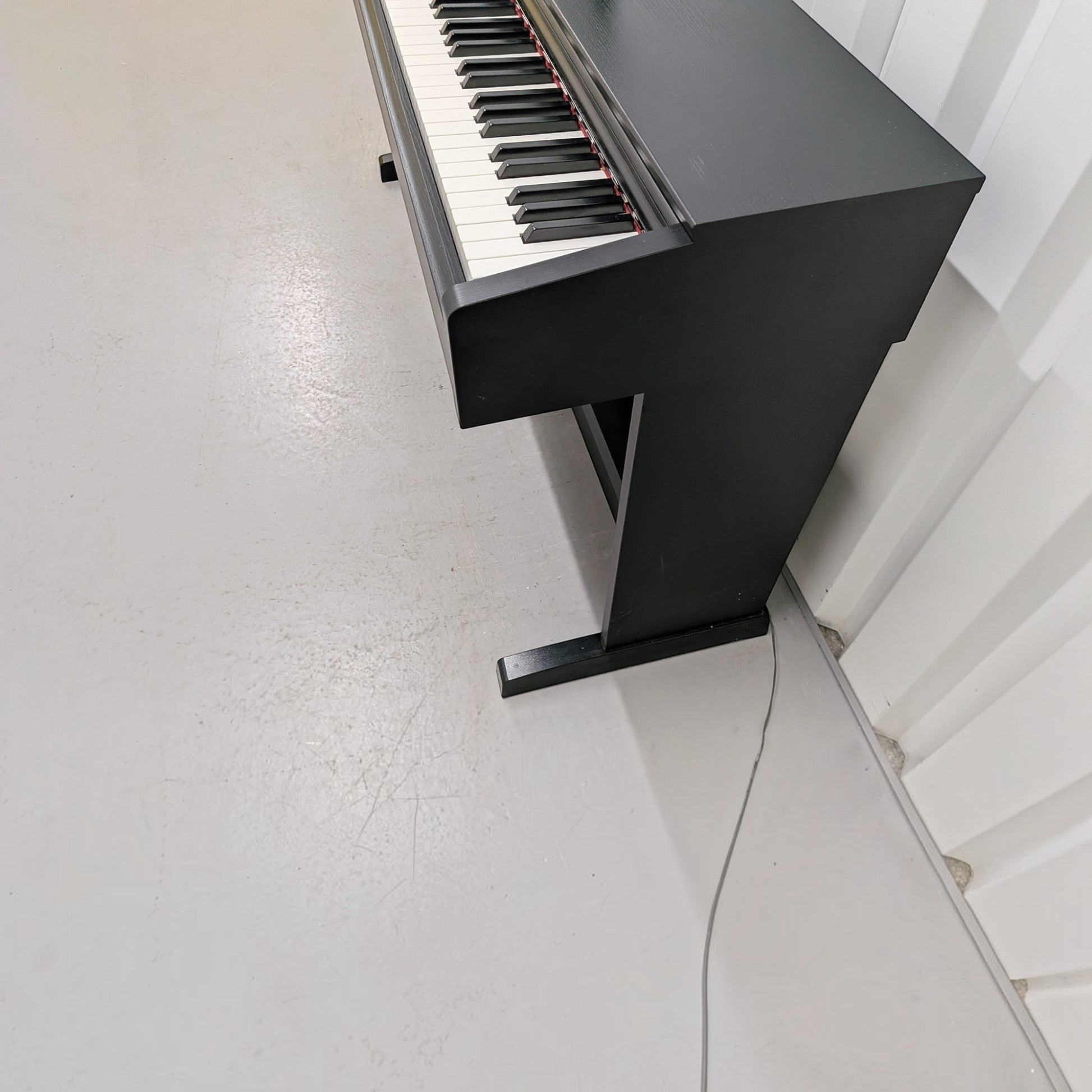 Đàn piano điện Yamaha YDP-103 màu đen dáng tủ tại TÂN NHẠC CỤ với bàn phím búa GHS 88 phím