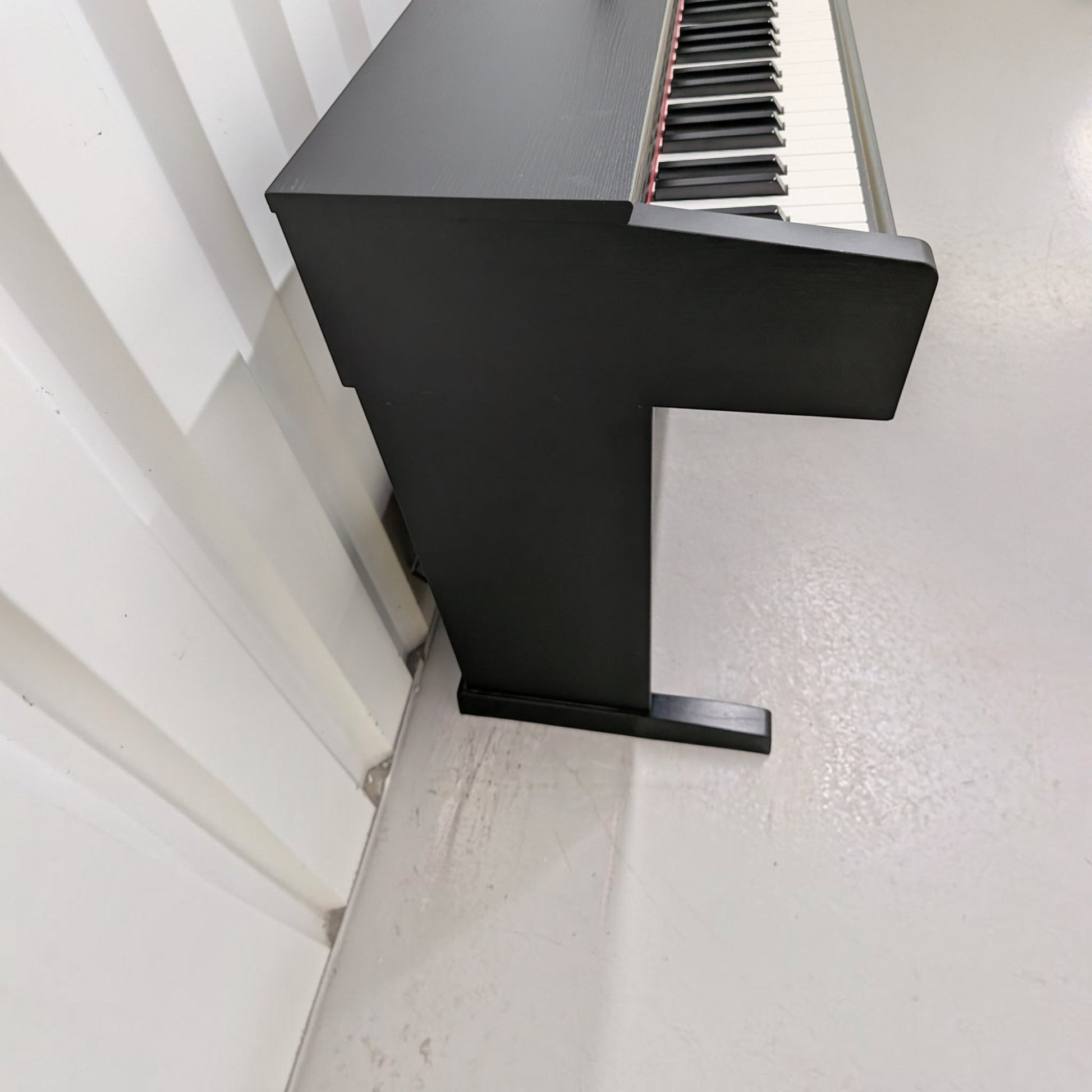 Đàn piano điện TÂN NHẠC CỤ Yamaha YDP-103 màu đen dáng tủ gọn gàng, góc nhìn nghiêng từ trên xuống