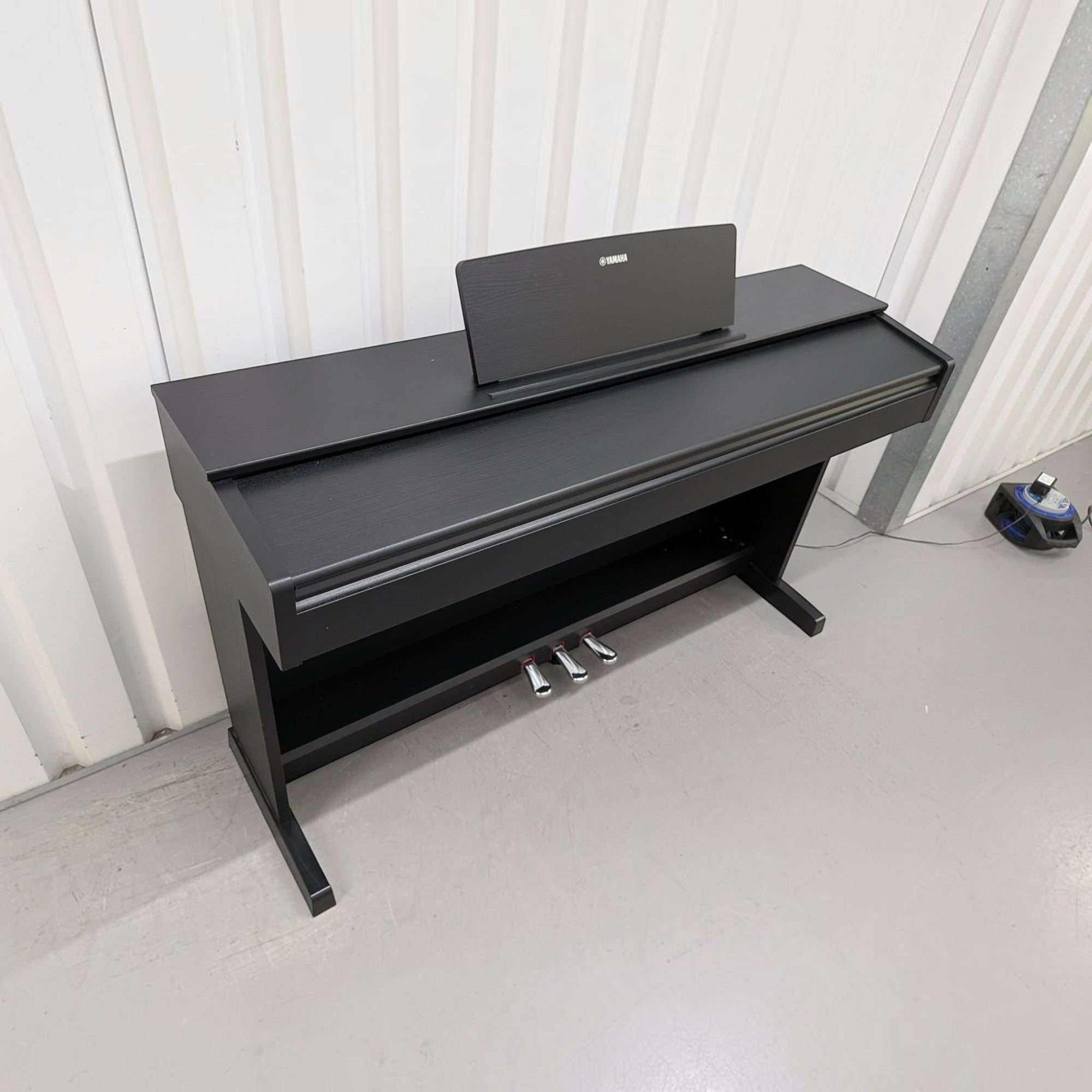 Đàn piano điện Yamaha YDP-103 màu đen dáng tủ tại TÂN NHẠC CỤ với bàn phím 88 phím và 3 pedal kim loại