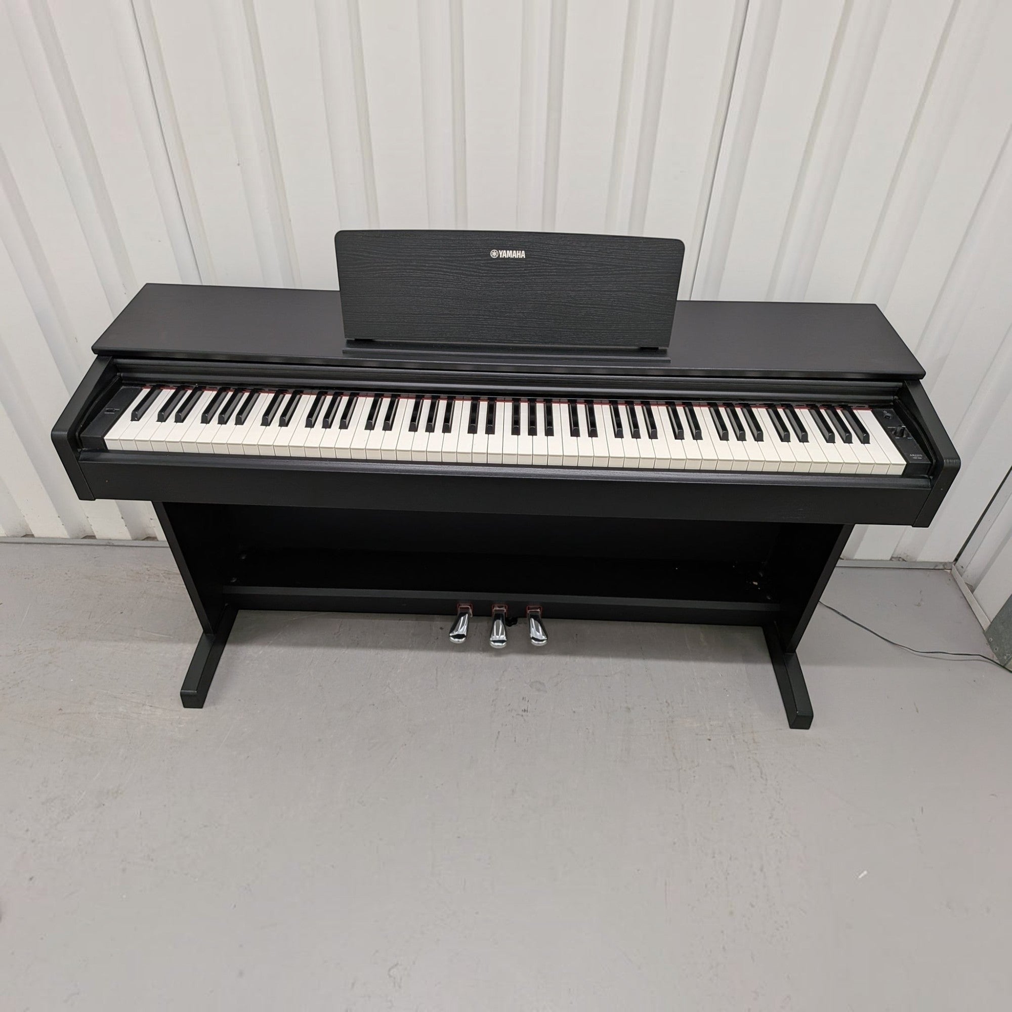 Đàn piano điện Yamaha YDP-103 màu đen tại TÂN NHẠC CỤ, thiết kế dáng tủ gọn gàng với 88 phím búa GHS và 3 pedal.