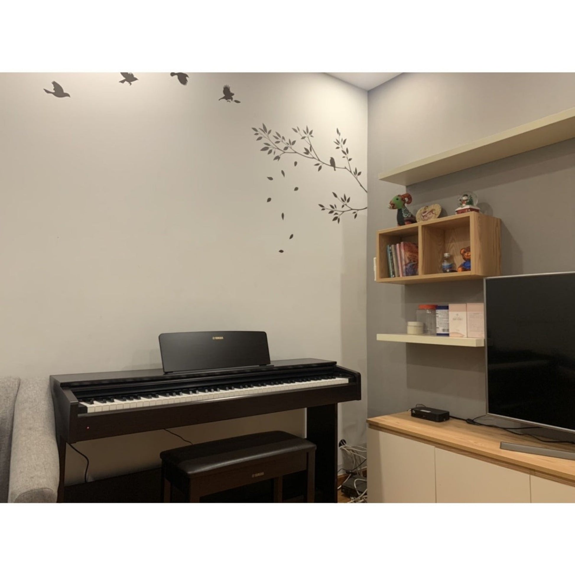 Đàn piano điện Yamaha YDP-103 màu đen dáng tủ trang nhã tại không gian phòng khách của TÂN NHẠC CỤ