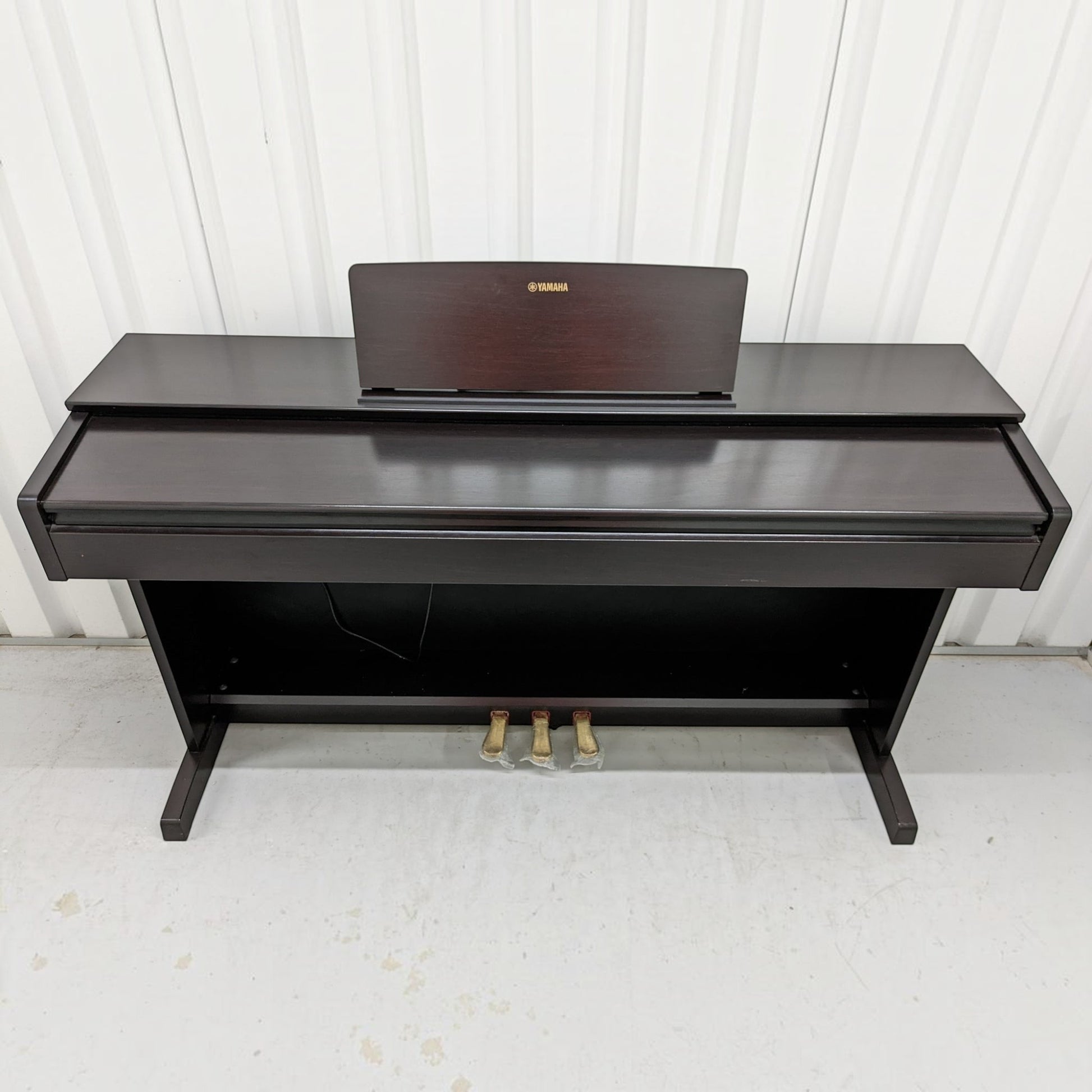 Đàn piano điện Yamaha YDP-103 màu nâu gỗ sang trọng với thiết kế dáng tủ gọn gàng tại TÂN NHẠC CỤ